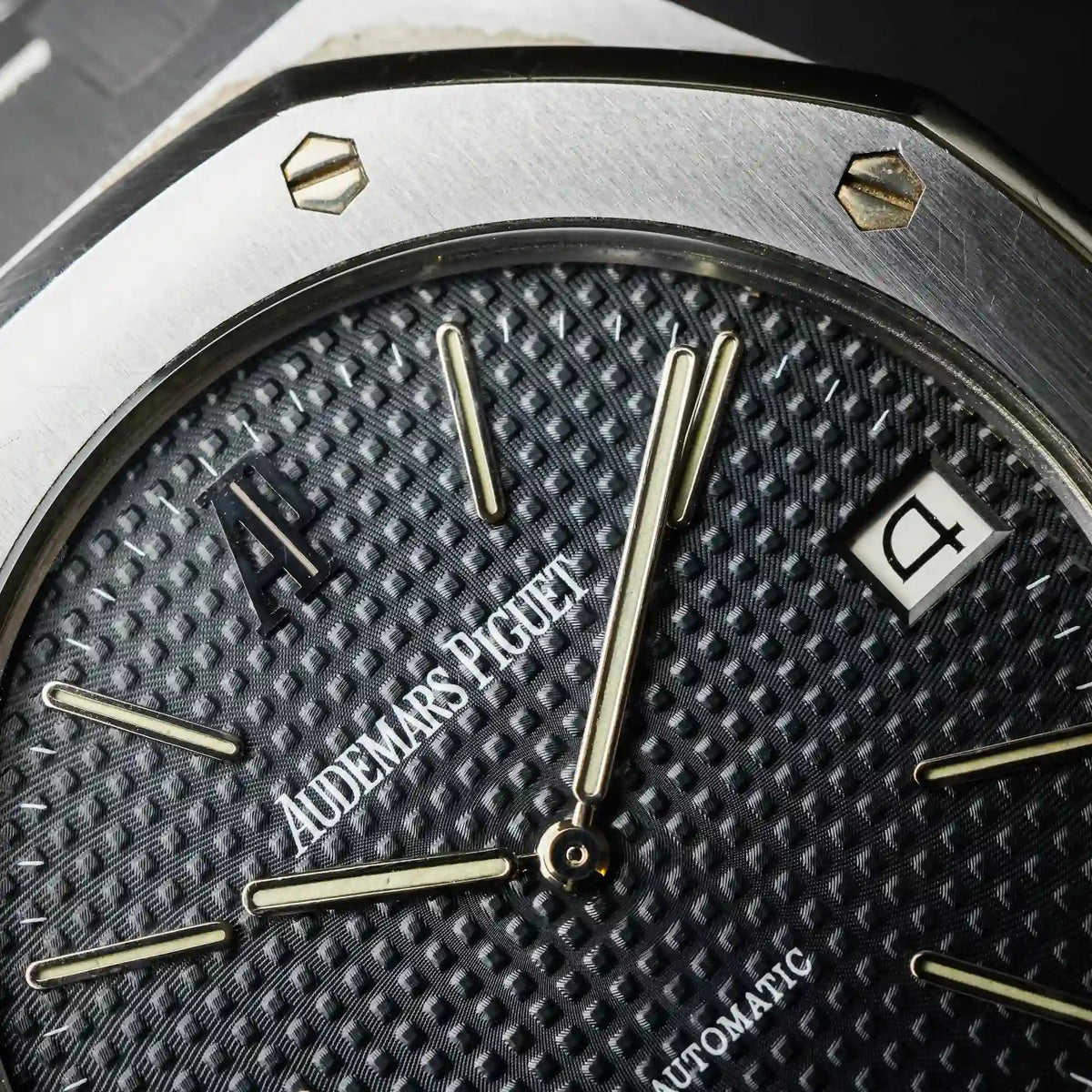 Detailaufnahme der Tapisserie bei einer Audemars Piguet Royal Oak