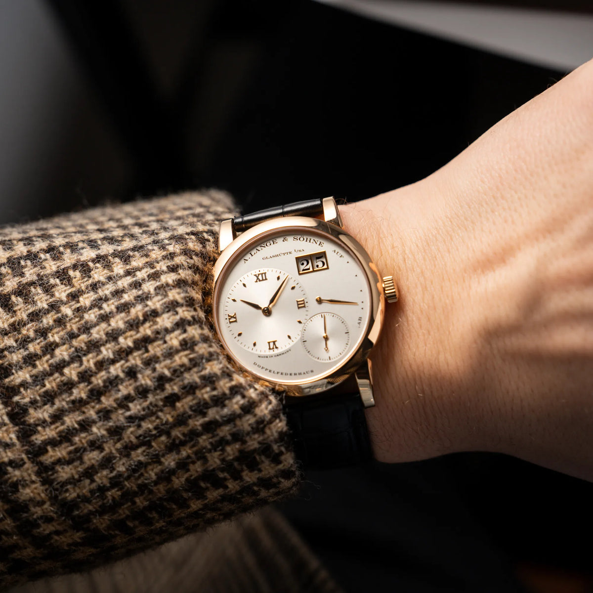 Wristshot mit der A. Lange & Söhne Lange 1 der Referenz 101.032 mit 38,5mm-Roségold-Gehäuse und dem für das Modell typische, asymmetrisch angeordnete Zifferblatt mit Großdatum