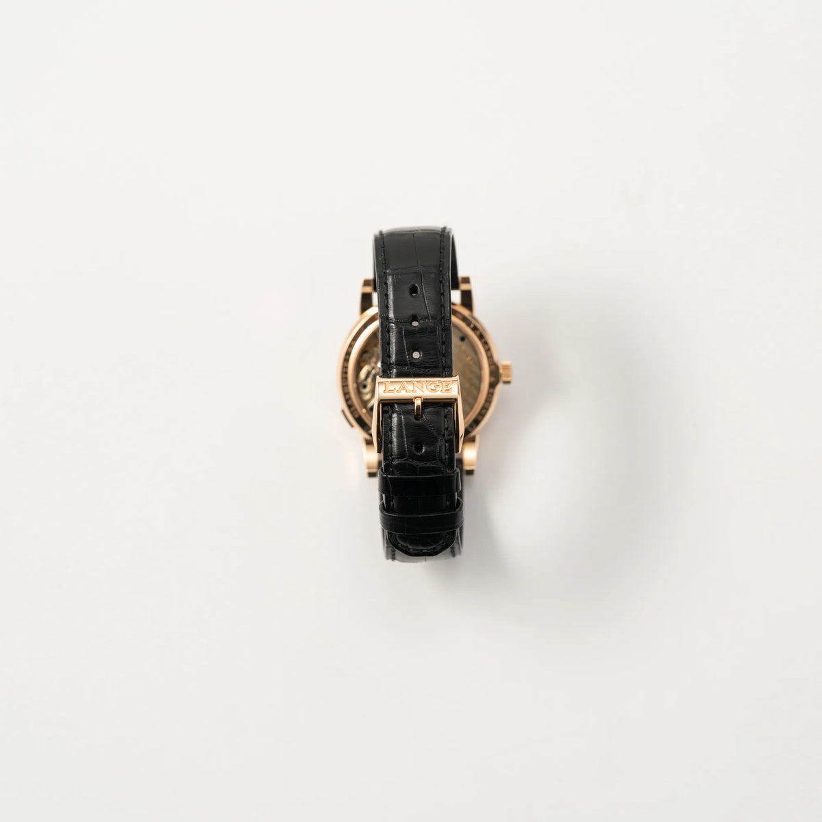 Blick auf die rosegoldene Dornschließe der A. Lange & Söhne Lange 1 der Referenz 101.032 mit 38,5mm-Roségold-Gehäuse und dem für das Modell typische, asymmetrisch angeordnete Zifferblatt mit Großdatum