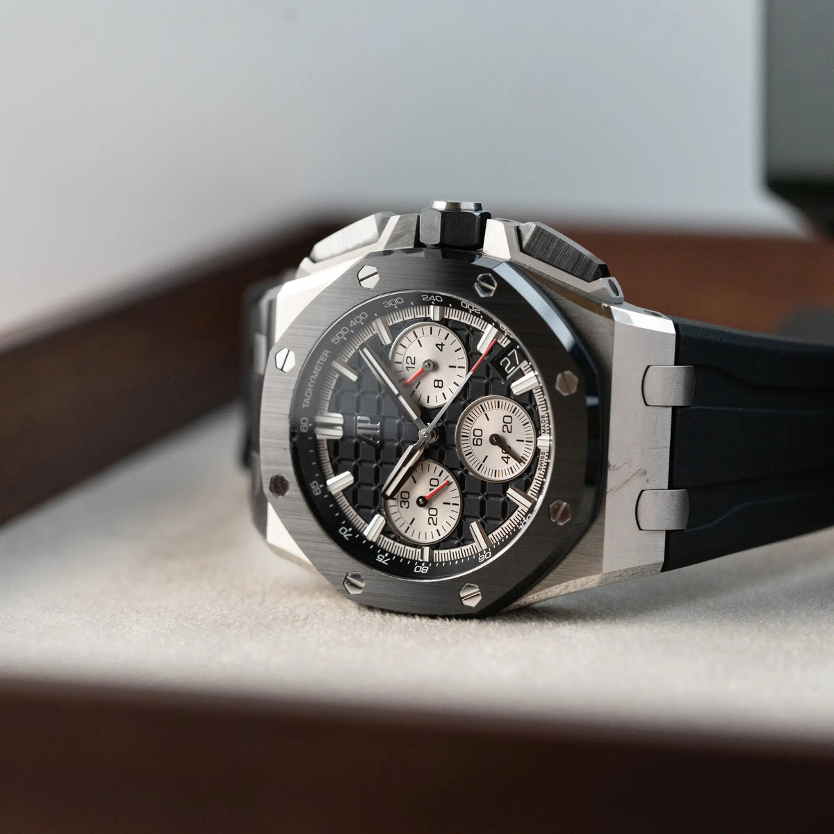 Produktfotografie des Audemars Piguet Royal Oak Chronograph 26420SO.OO.A002CA.01 mit schwarzem Zifferblatt und Lünette