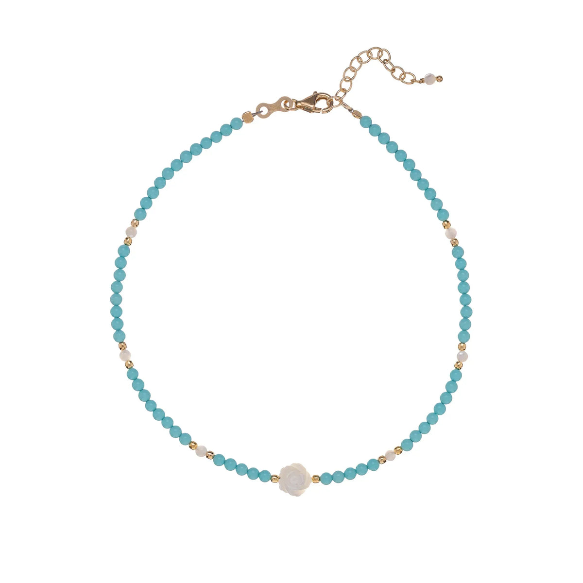 Produktfotografie von dem Alisia Armband mit groben türkisen Kügelchen, vergoldeten Details und Blüte