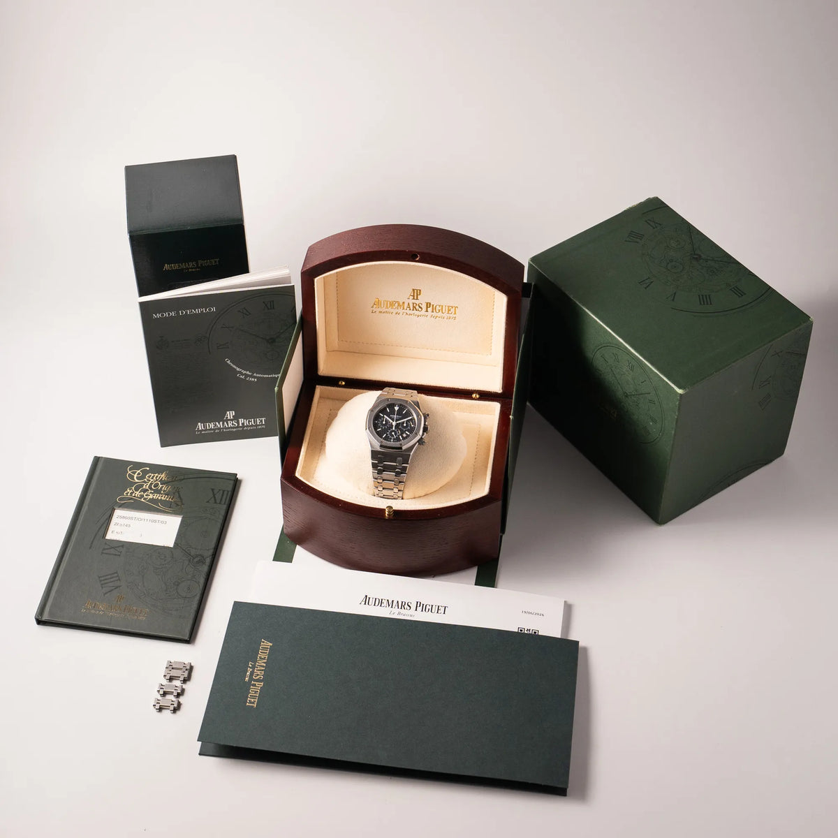 Lieferumfang zu der Audemars Piguet Royal Oak Chronograph Kasparov der Referenz 25860ST.mit blauem Tapisserie-Zifferblatt im 39mm-Edelstahl-Gehäuse, bestehend aus Box mit Umkarton, originaler Garantiekarte und Booklets