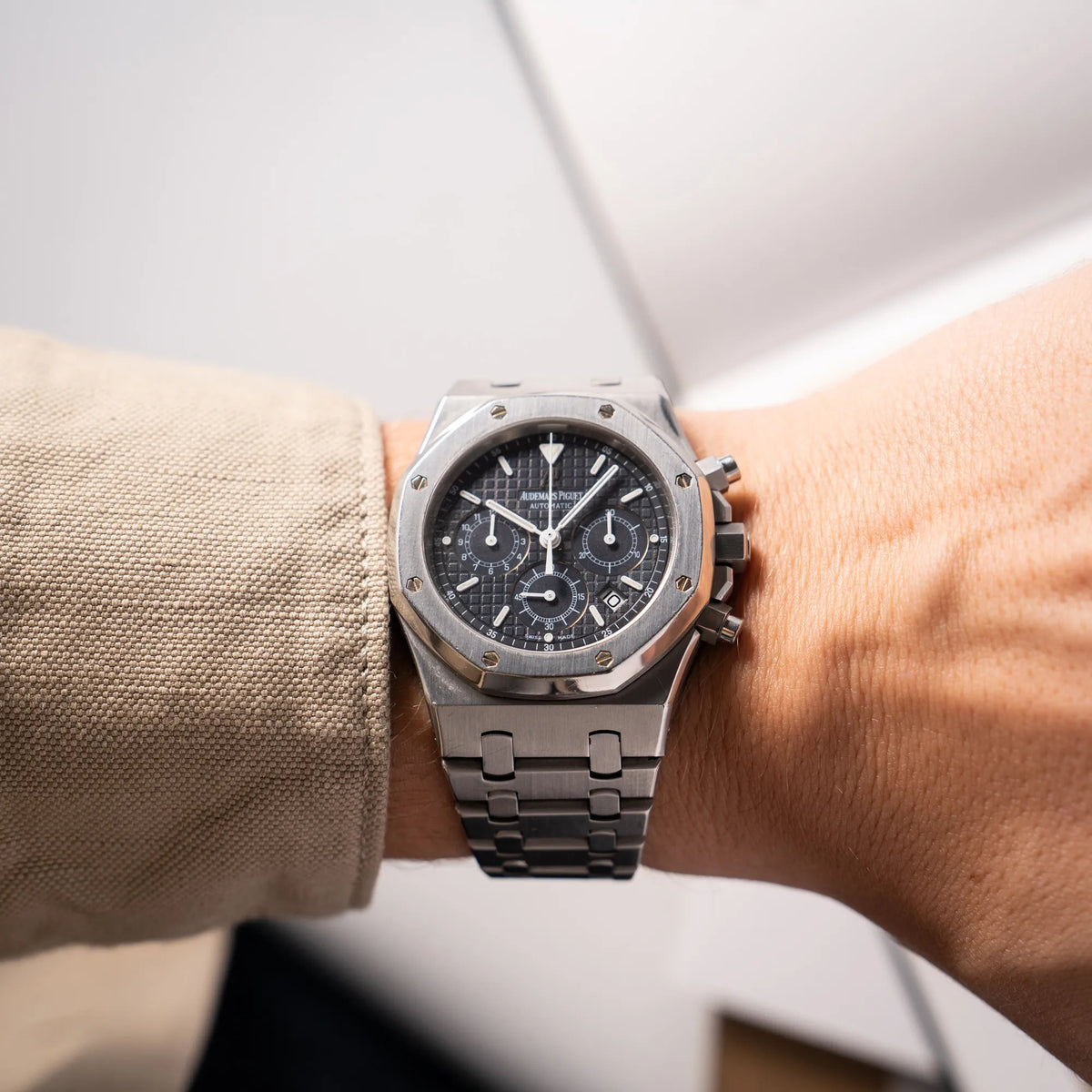Wristshot mit der Audemars Piguet Royal Oak Chronograph Kasparov der Referenz 25860ST.mit blauem Tapisserie-Zifferblatt im 39mm-Edelstahl-Gehäuse