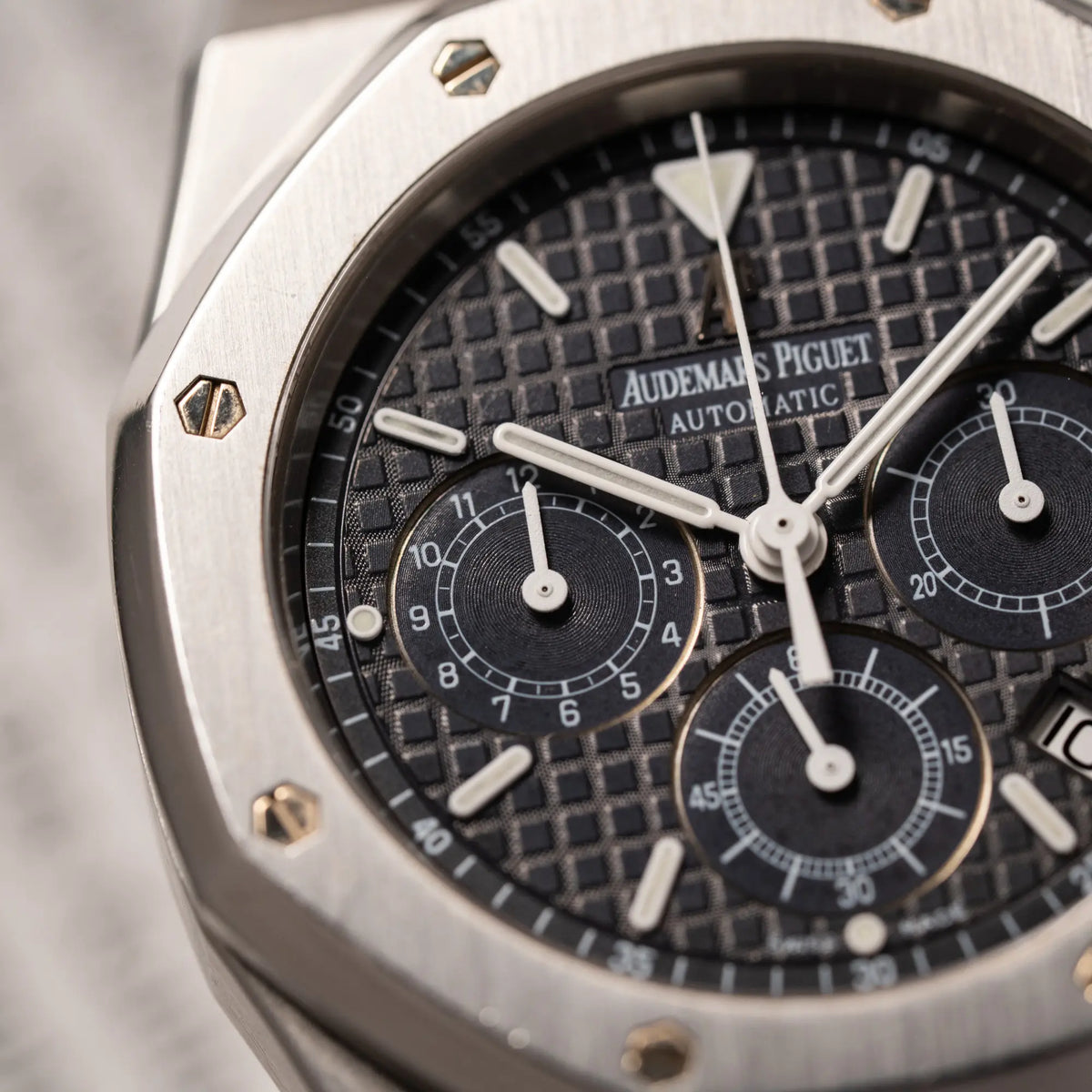 Detailaufnahme der Audemars Piguet Royal Oak Chronograph Kasparov der Referenz 25860ST.mit blauem Tapisserie-Zifferblatt im 39mm-Edelstahl-Gehäuse mit Fokus auf dem Totalisator bei 9 Uhr