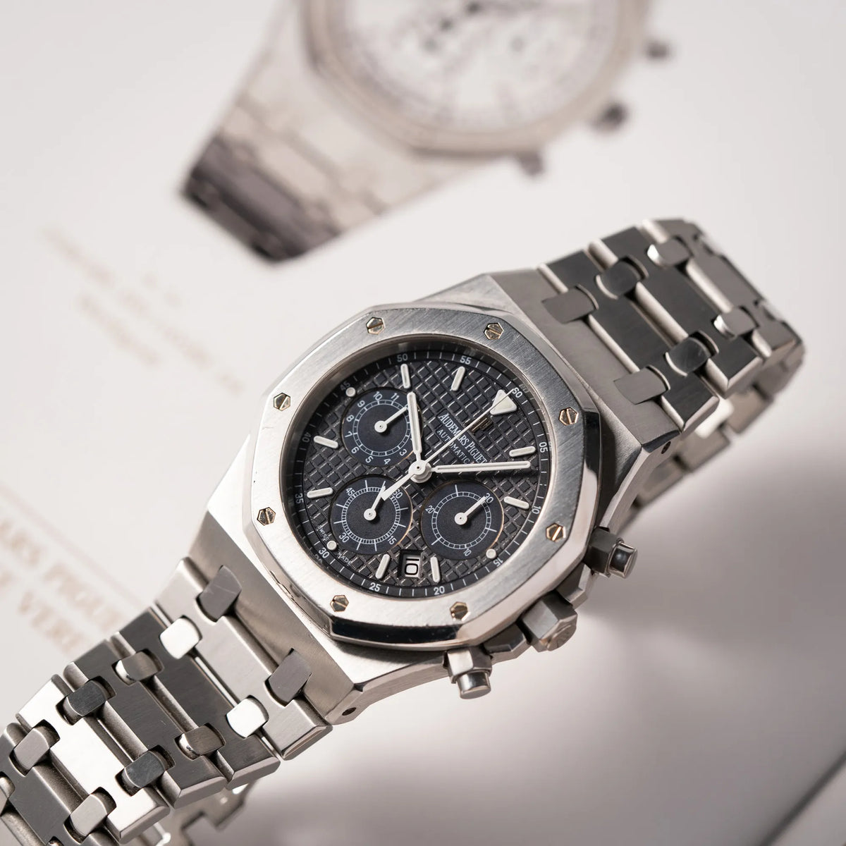Produktfotografie als Titelbild für den Audemars Piguet Royal Oak Chronograph Kasparov der Referenz 25860ST.mit blauem Tapisserie-Zifferblatt im 39mm-Edelstahl-Gehäuse