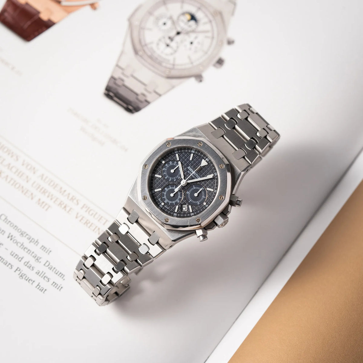 Produktfotografie der Audemars Piguet Royal Oak Chronograph Kasparov der Referenz 25860ST.mit blauem Tapisserie-Zifferblatt im 39mm-Edelstahl-Gehäuse