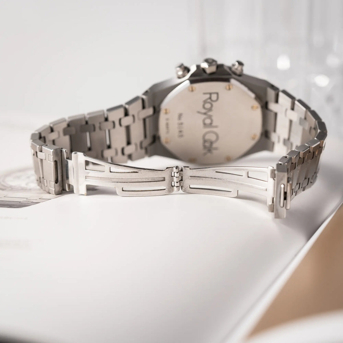 Geöffnete Faltschliesse der Audemars Piguet Royal Oak Chronograph Kasparov der Referenz 25860ST.mit blauem Tapisserie-Zifferblatt im 39mm-Edelstahl-Gehäuse mit AP-Logo als Design