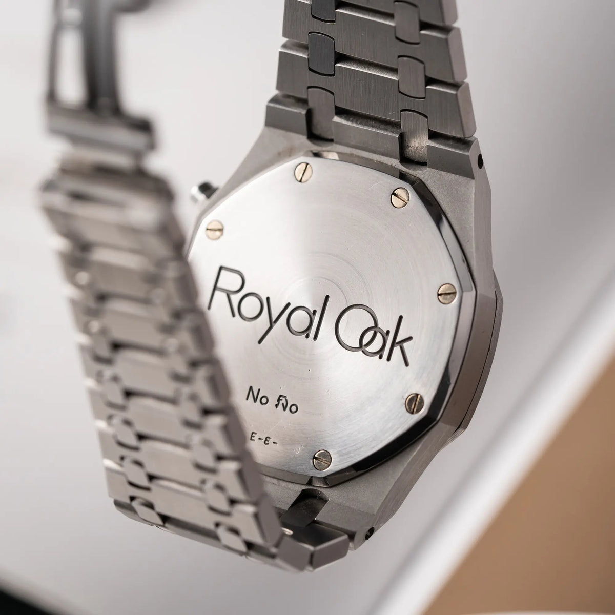 Gehäuseboden der Audemars Piguet Royal Oak Chronograph Kasparov der Referenz 25860ST.mit blauem Tapisserie-Zifferblatt im 39mm-Edelstahl-Gehäuse