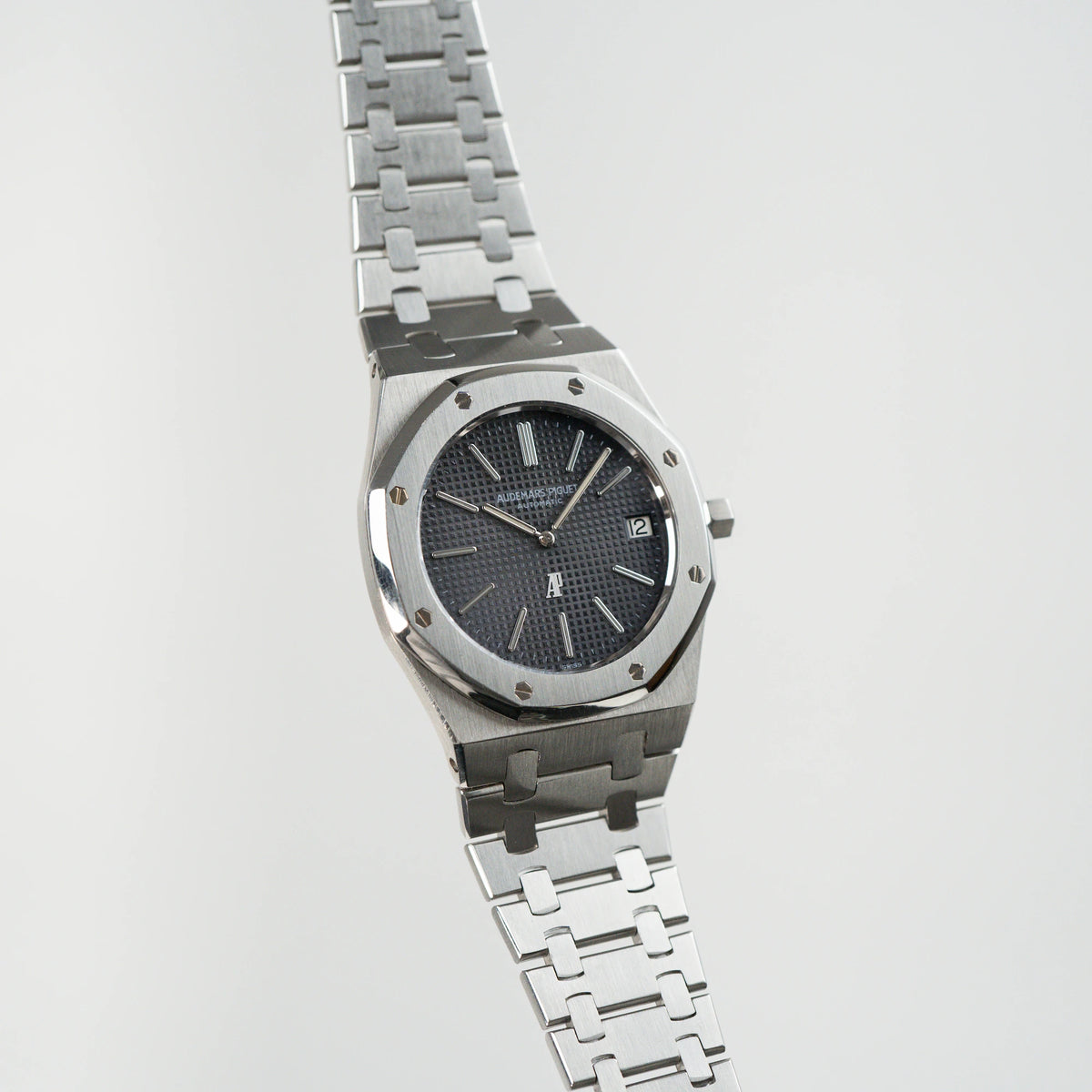 Frontaler Blick auf Audemars Piguet Royal Oak 5402ST aus der B-Serie in Stahl, die schwebt in der Luft mit offener Schließe