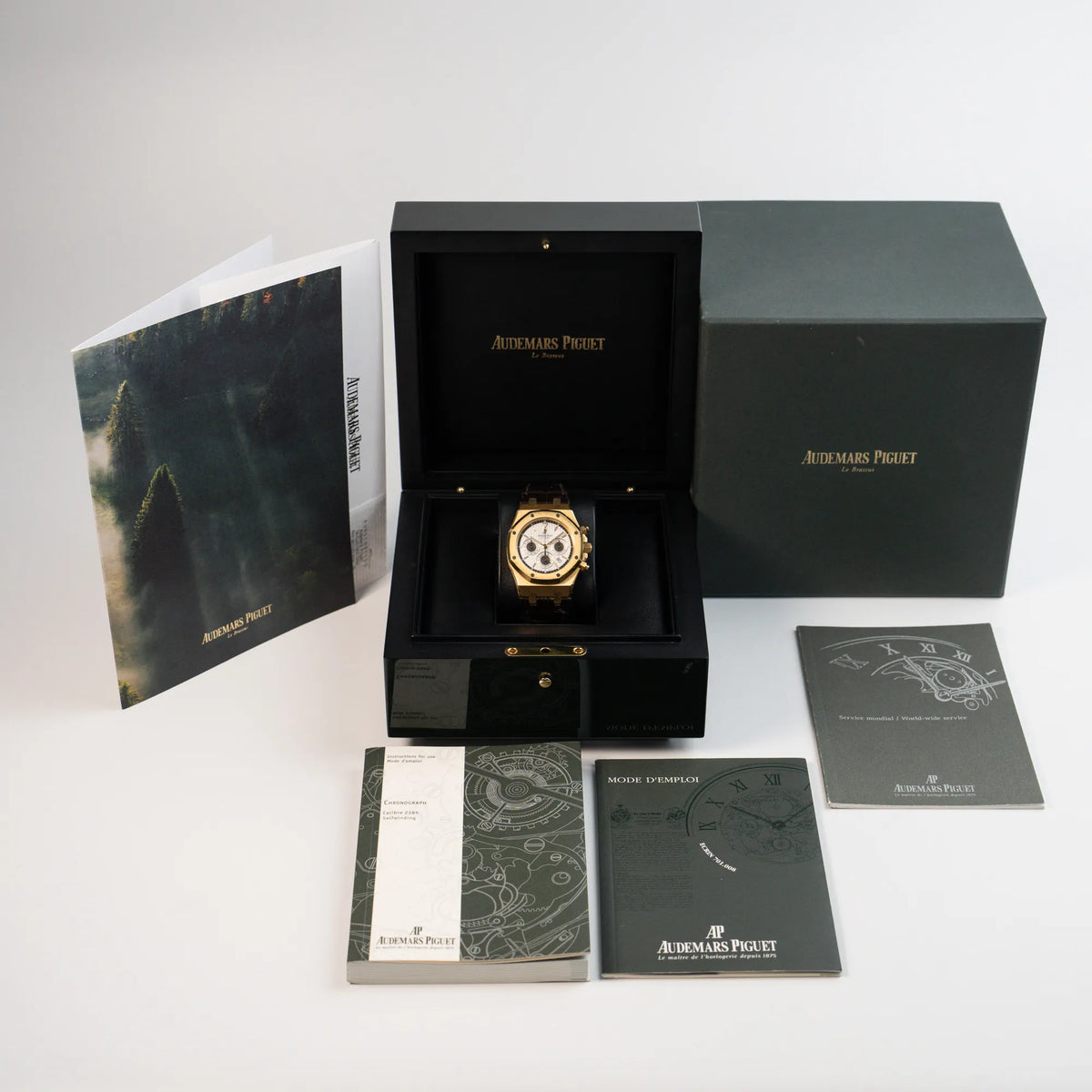 Lieferumfang der Audemars Piguet Royal Oak Chronograph in Gelbgold mit einem weißen Tapisserie-Zifferblatt am braunen Lederband