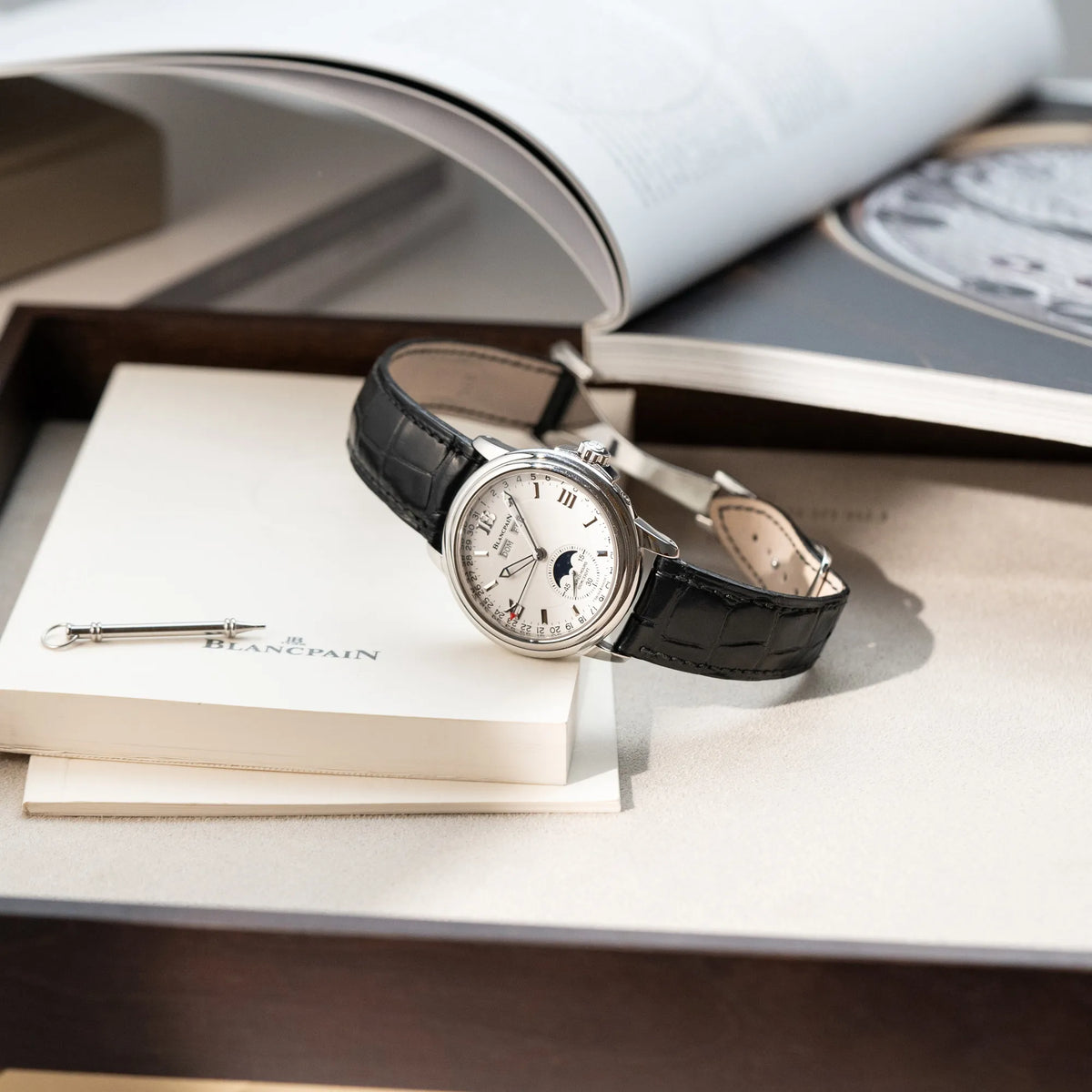 Produktfotografie der Blancpain Léman Mondphase (auf weißem Zifferblatt) Armbanduhr mit Triple-Date-Funktion