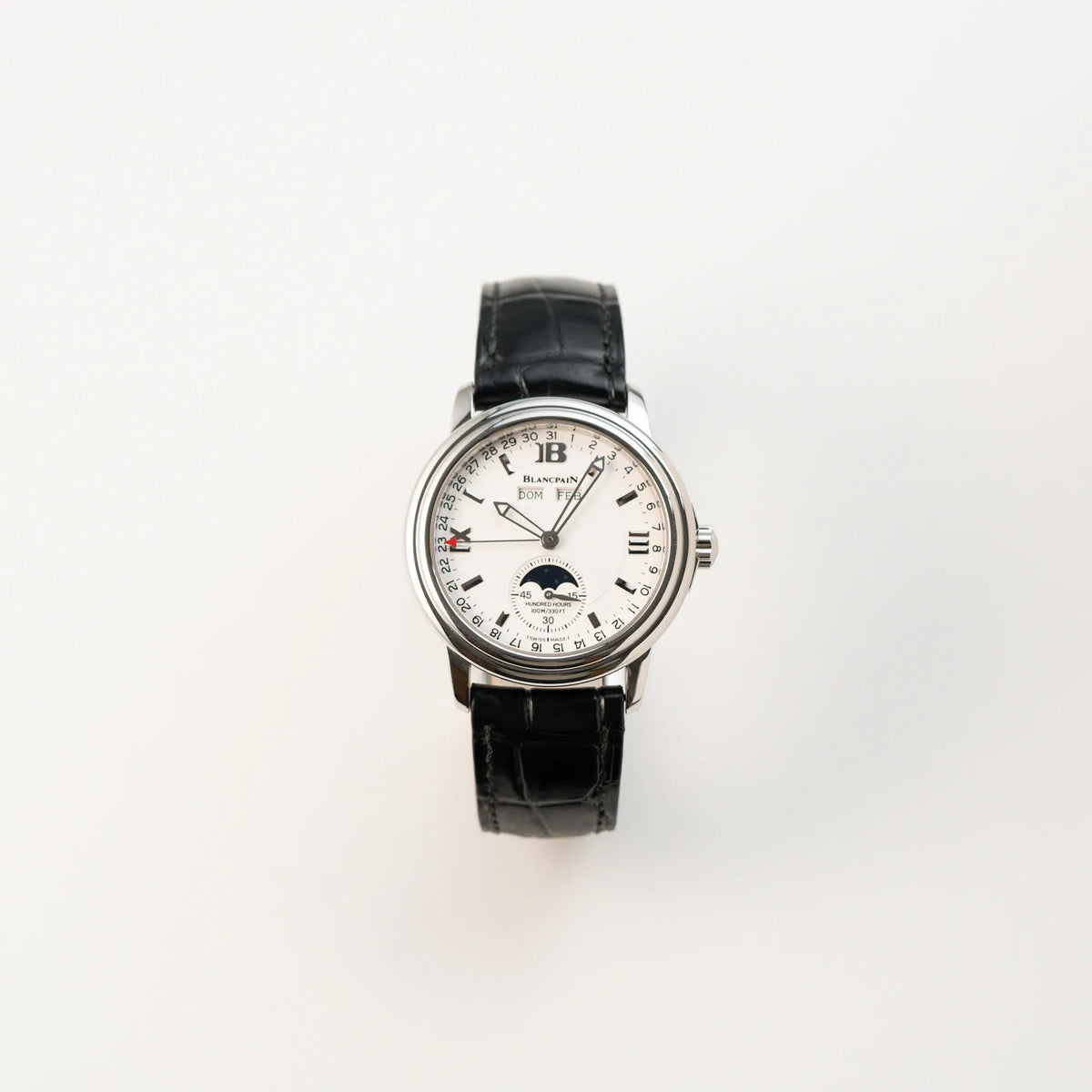 Frontale Ansicht der Blancpain Léman Mondphase (auf weißem Zifferblatt) Armbanduhr mit Triple-Date-Funktion