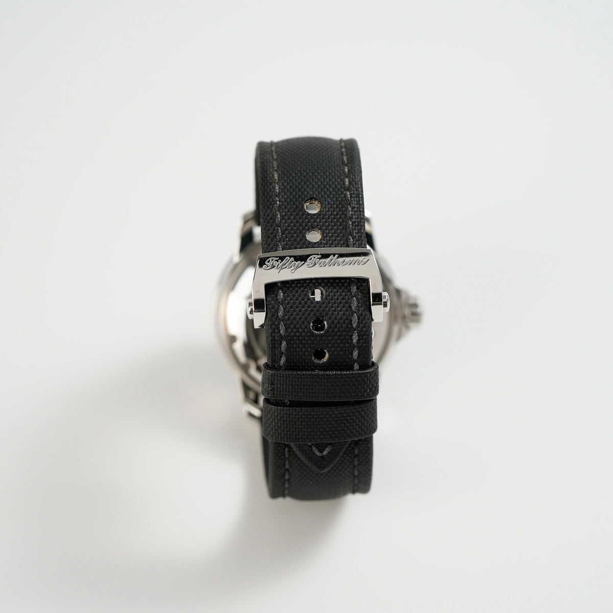 Blick auf die Rückseite der Blancpain Fifty Fathoms am schwarzen Nylon-Band mit originaler Faltschlisse