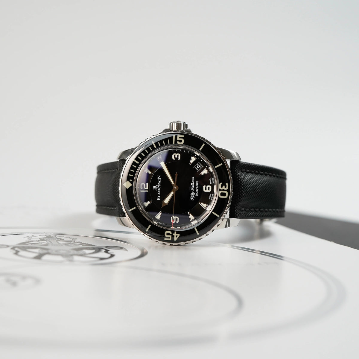 Produktfotografie der liegenden Blancpain Fifty Fathoms in Schwarz am Nylon-Band
