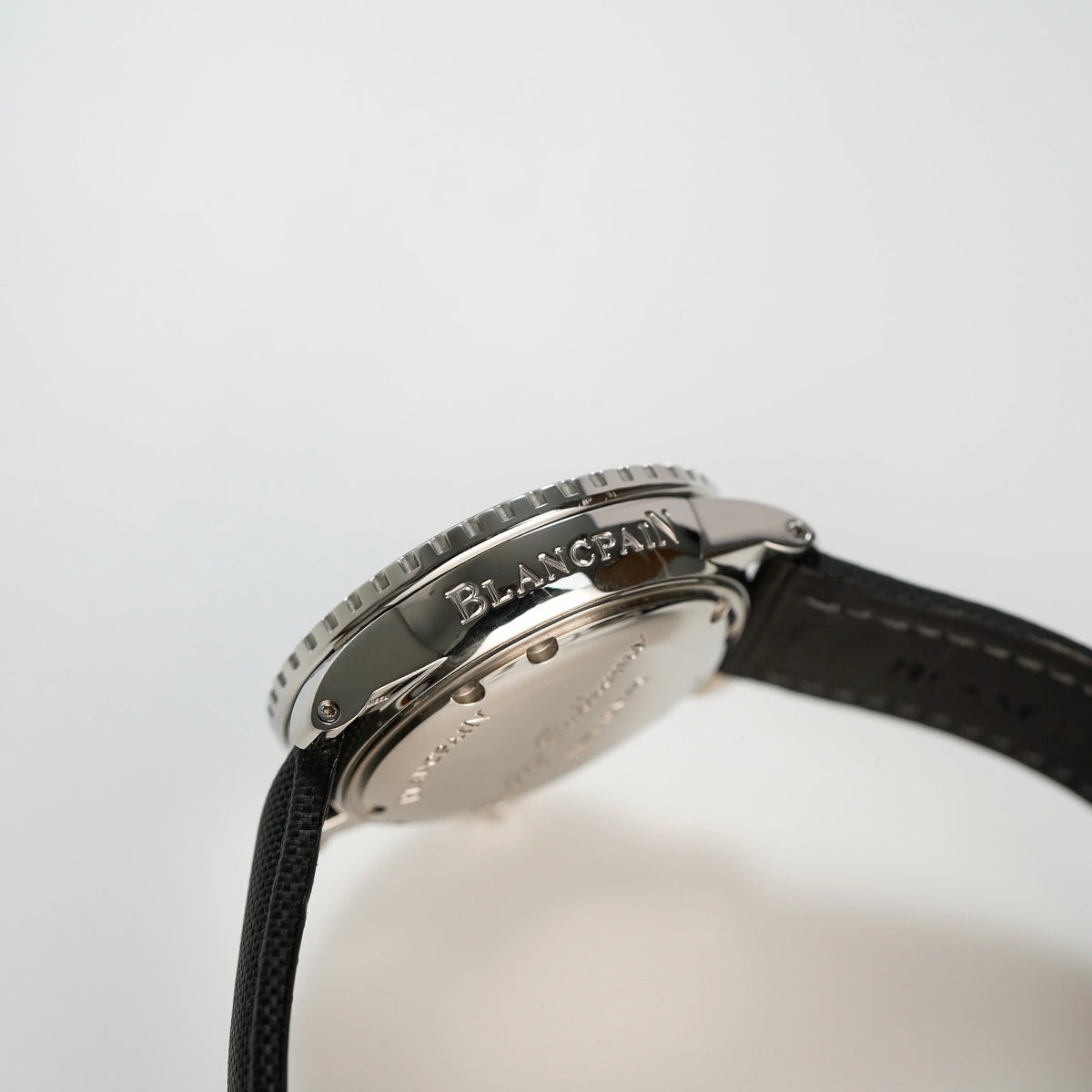 Seitliches Gehäuse der Blancpain Fifty Fathoms in Schwarz am Nylon-Band mit "Blancpain"-Schriftzug