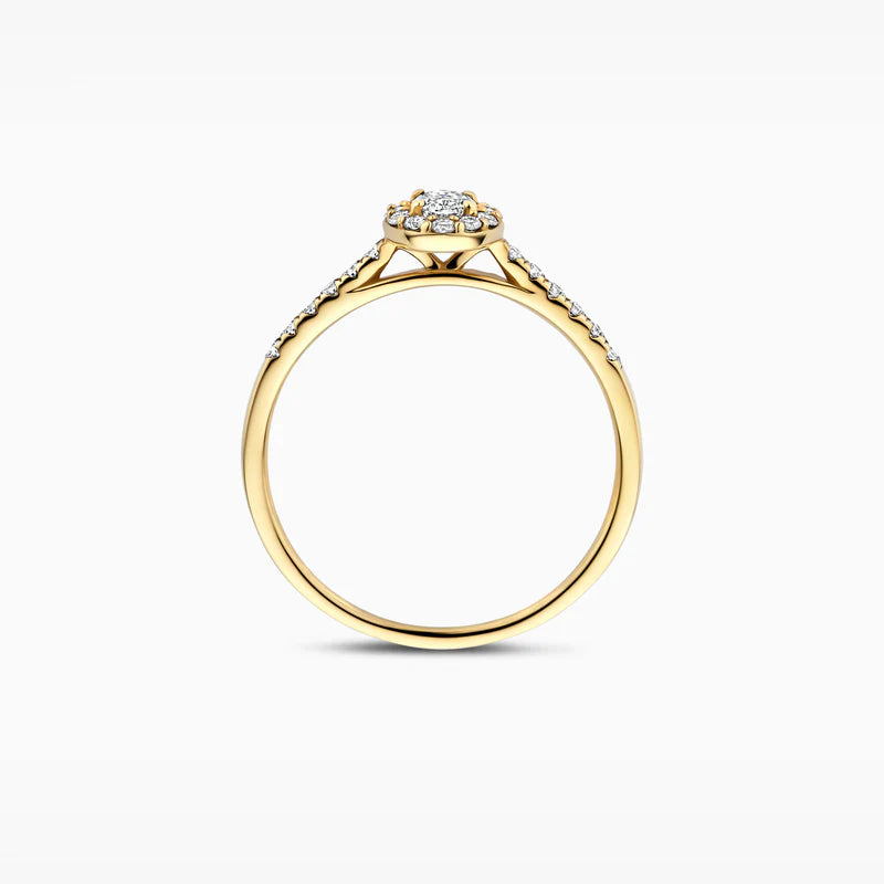Seitliche Ansicht des Damenrings von Blush aus 14 karätigem Gelbgold mit einem zentral gefassten, ovalen Labor-Diamanten mit einem darum gesetzten Diamantkranz