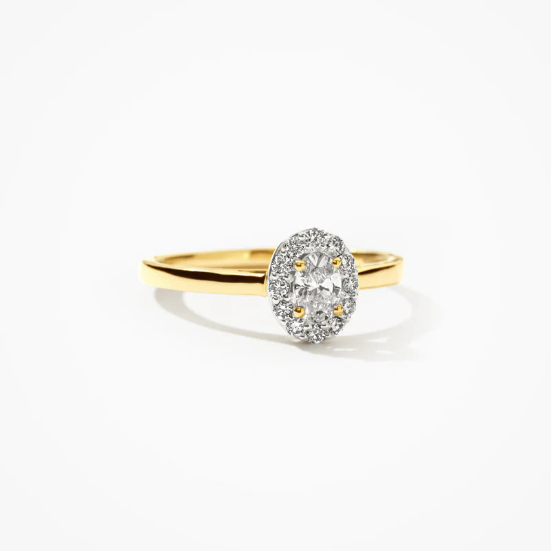 Damenring aus 14 karätigem Gelbgold mit einem zentral gefassten, ovalen Labor-Diamanten mit einem darum gesetzten Diamantkranz