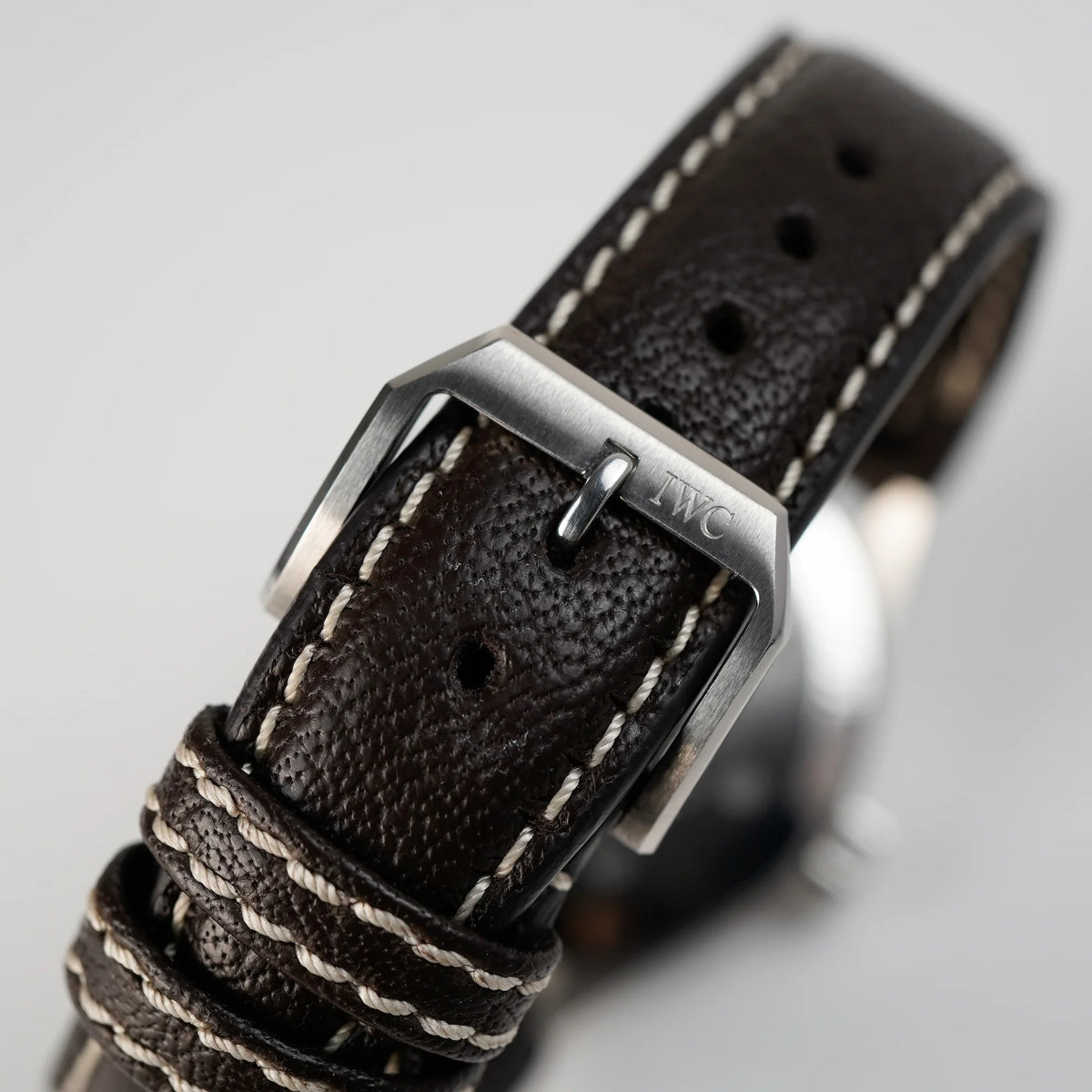 Detailaufnahme der Dornschließe der IWC Schaffhausen Pilot Fliegeruhr UTC Spitfire mit der Referenz IW3251 am braunen Lederarmband