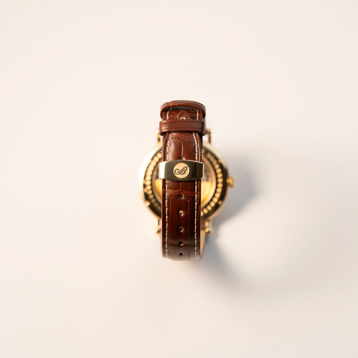 Blick auf das originale braune Lederband mit originaler Breguet Schliesse der gelbgoldenen Breguet Armbanduhr des Models Classic Retrograde 5207