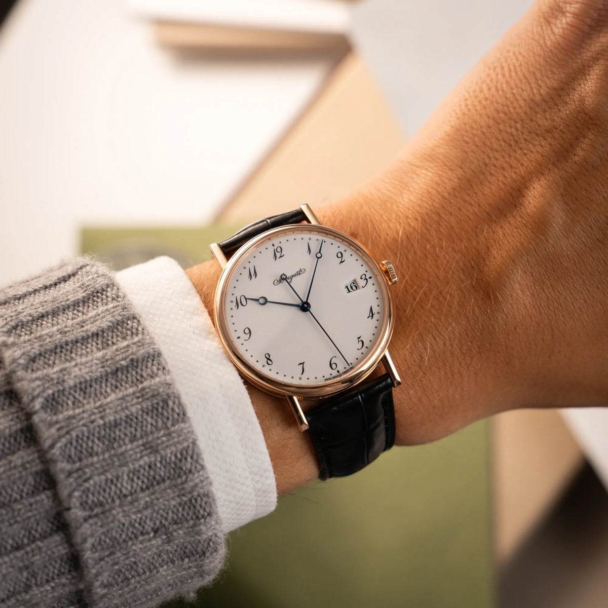 Breguet Classique 5177 in Roségold mit weißem Emaille-Zifferblatt an einem Männerhandgelenk