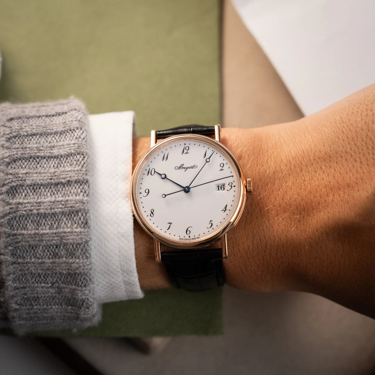 Wristshot mit der Breguet Classique 5177 in Roségold mit weißem Emaille-Zifferblatt an einem Männerhandgelenk