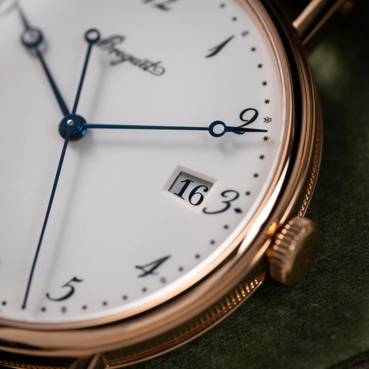 Makroaufnahme des Datumsfensters der Breguet Classique 5177 in Roségold mit weißem Emaille-Zifferblatt