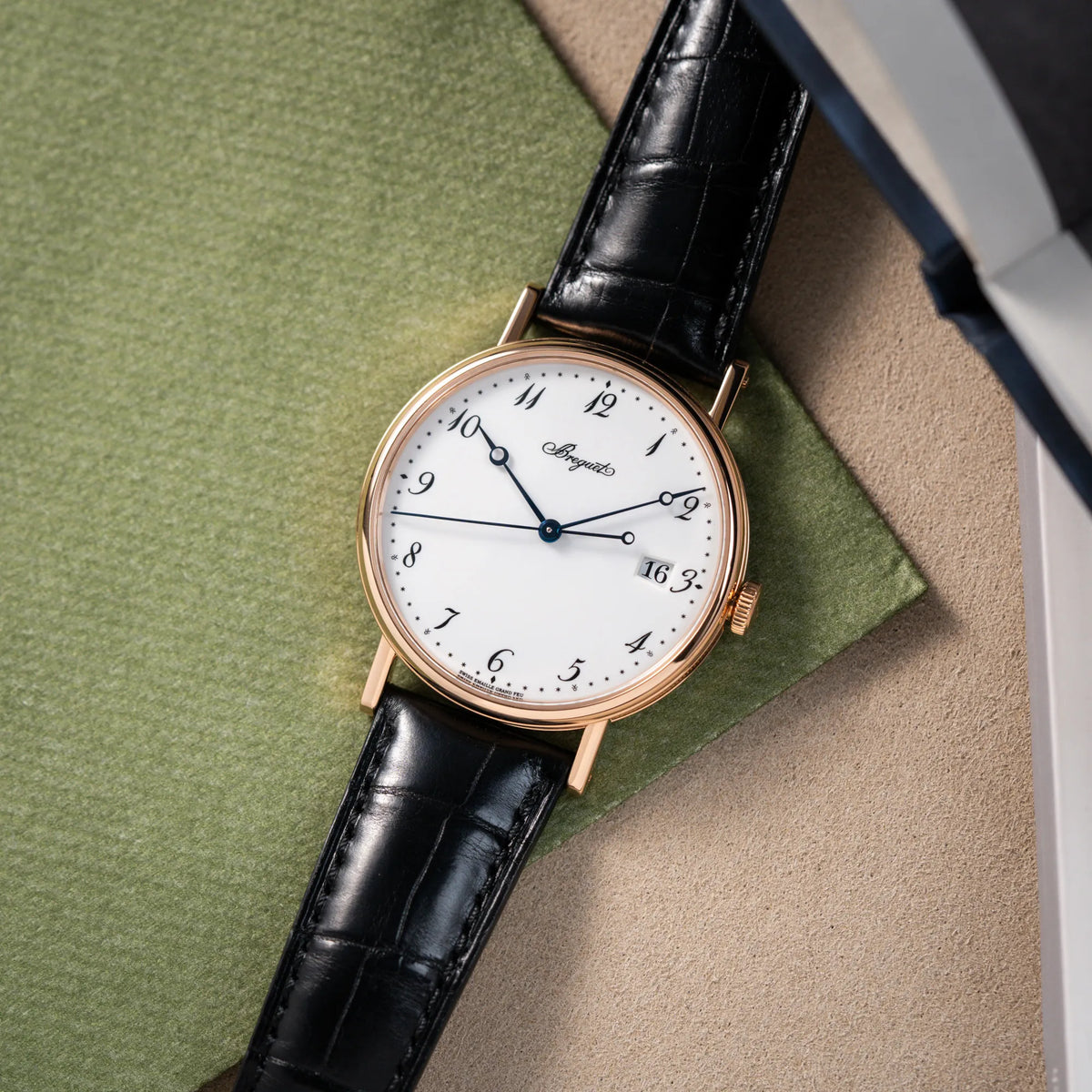 Produktfotografie der Breguet Classique 5177 in Roségold mit weißem Emaille-Zifferblatt