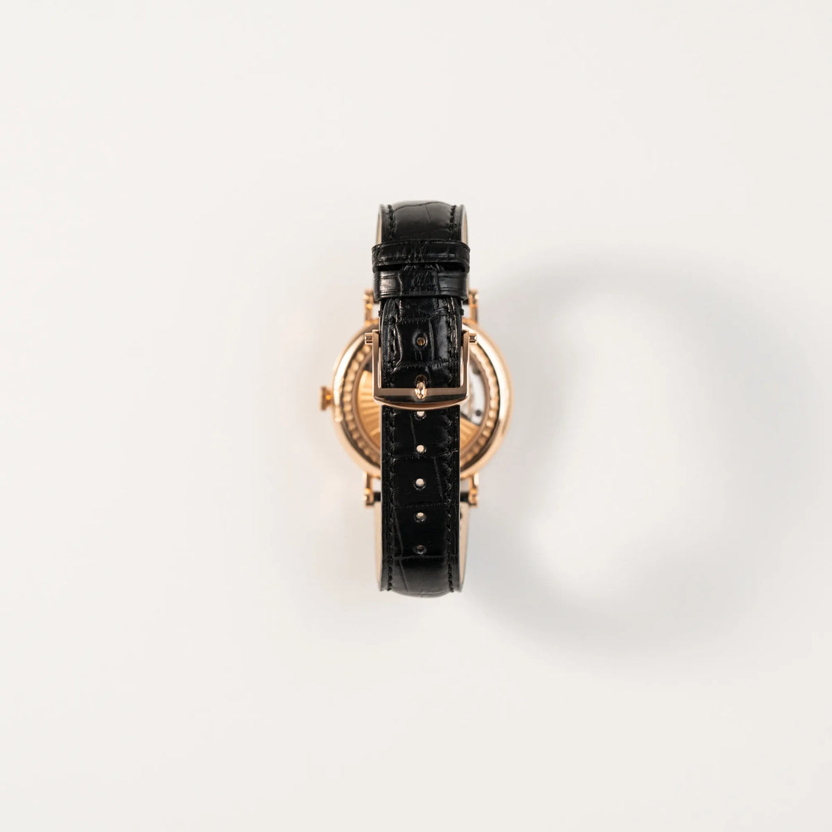 Blick auf das schwarze Lederband mit originaler Dornschliesse der Breguet Classique 5177 in Roségold mit weißem Emaille-Zifferblatt