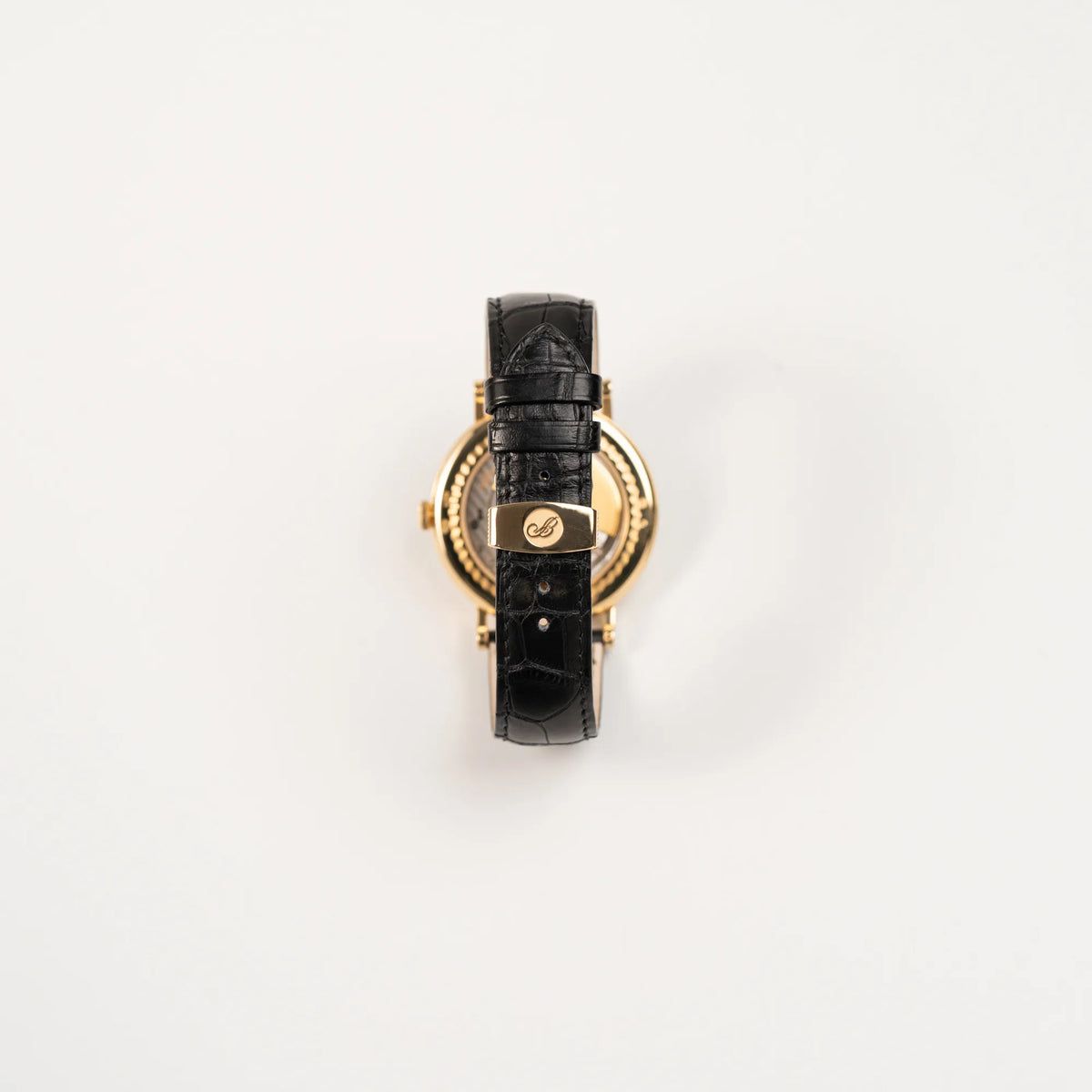Blick auf das schwarze Lederband mit originaler Breguet-Gelbgold-Schliesse von der Breguet Classique 7137BA mit einem Gelbgoldgehäuse in klassischer Form mit einem silbernen Zifferblatt mit jeweils einem anderen handgefertigten Guilloche-Muster für jede Komplikation