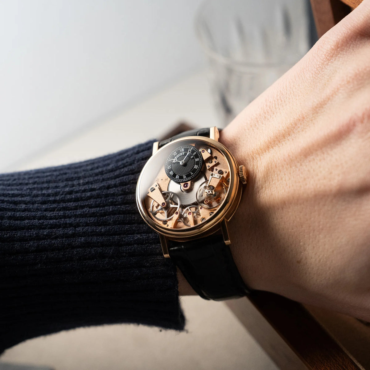Wristshot mit der klassischen Breguet Tradition Armbanduhr mit Rosegold-Gehäuse und schwarzem Zifferblatt