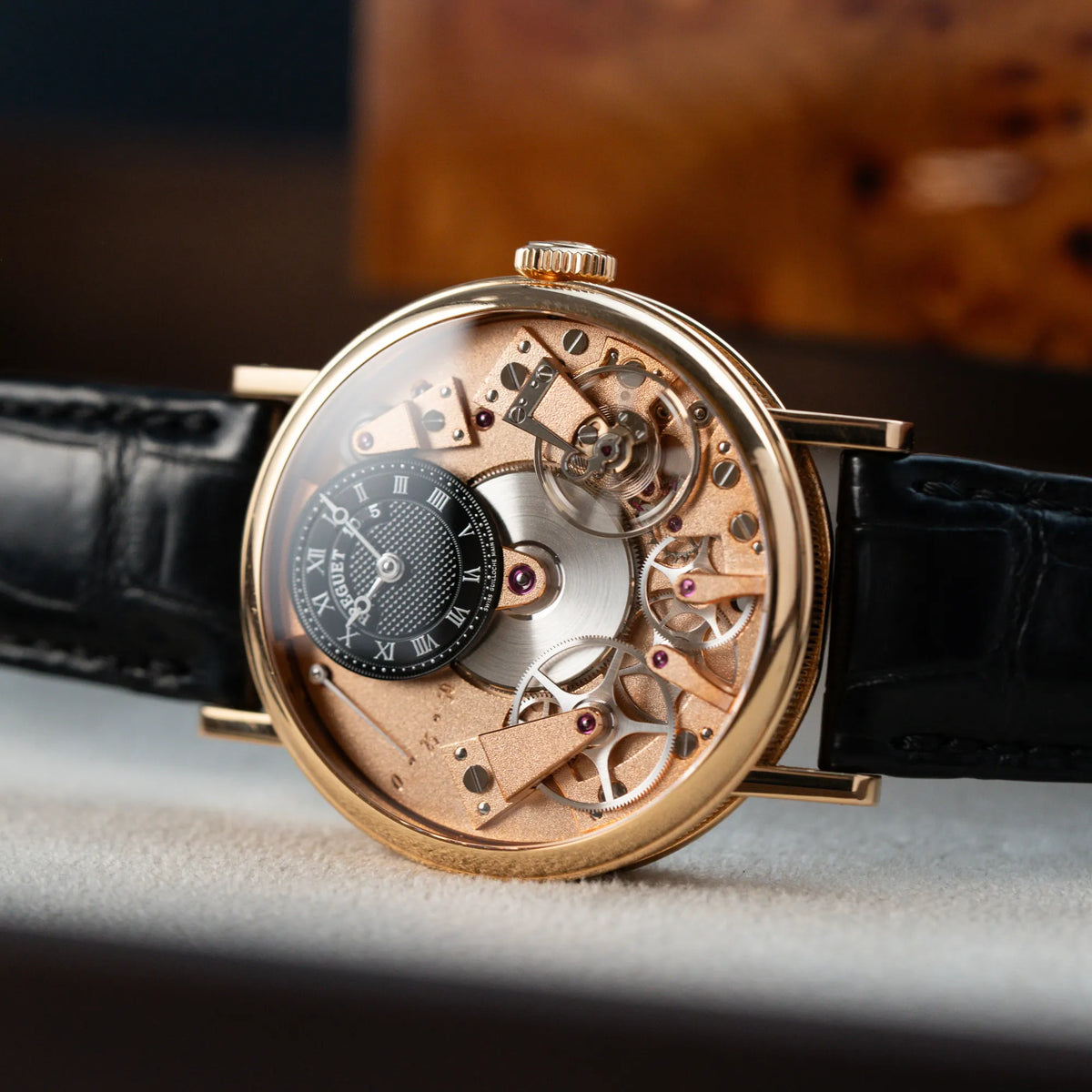 Produktfotografie der klassischen Breguet Tradition Armbanduhr mit Rosegold-Gehäuse und schwarzem Zifferblatt