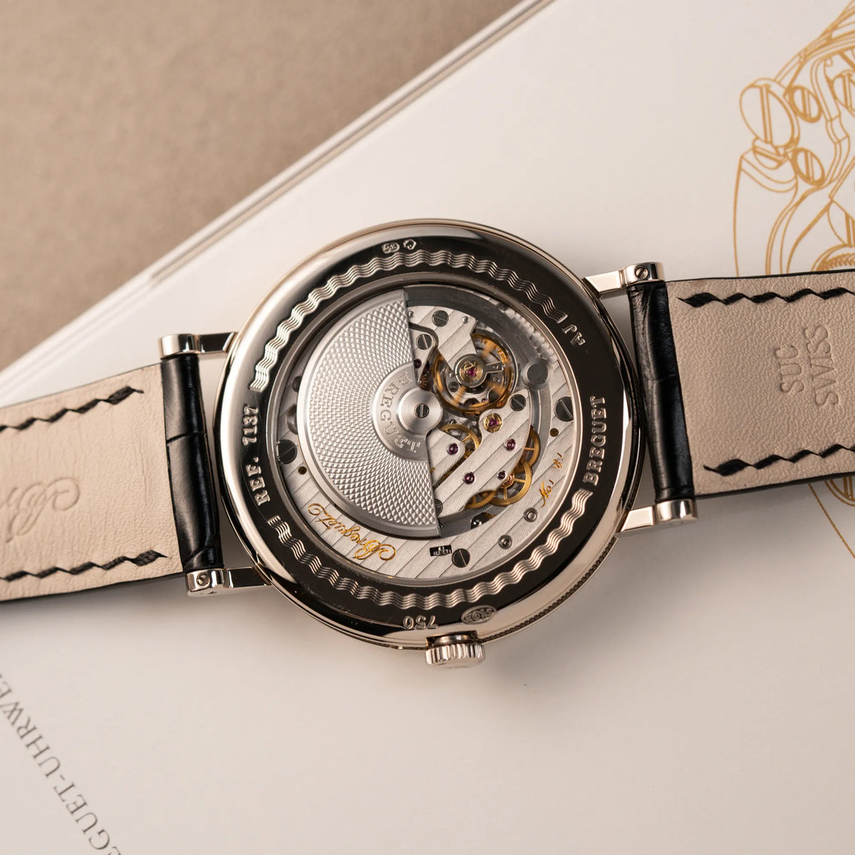 Gehäuseboden mit Sichtglas zeigt den Mikrorotor des Automatikuhrwerks der Breguet Classique Moonphase der Referenz 7137 in Weissgold mit 3-fach guillochiertem Zifferblatt und Mondphase-Anzeige