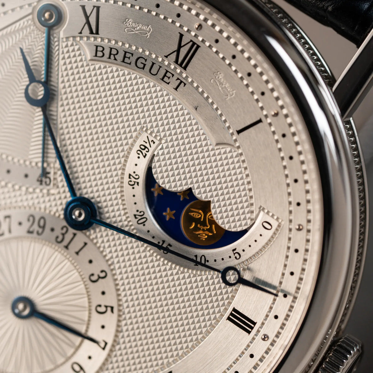 Makroaufnahme des Zifferblatts der Breguet Classique Moonphase der Referenz 7137 in Weissgold mit 3-fach guillochiertem Zifferblatt zeigt die Mondphase-Anzeige als Detail