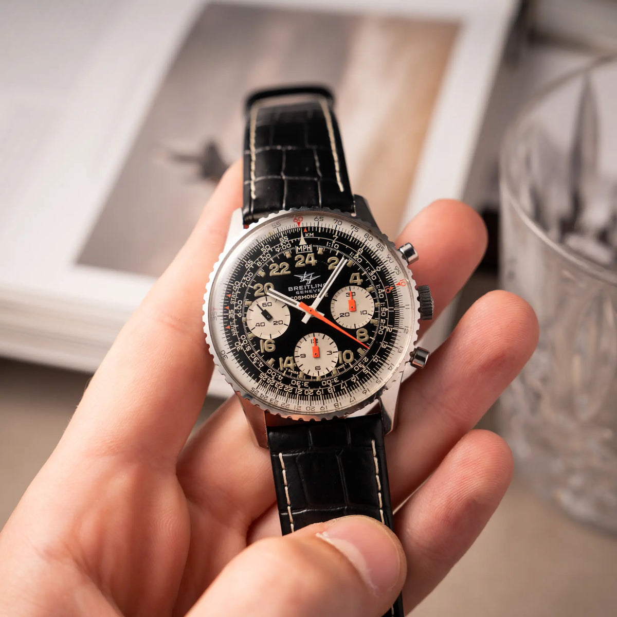 Mann präsentiert den Vintage Chronographen Navitimer Cosmonaute von Breitling aus Ende der 60er Jahre