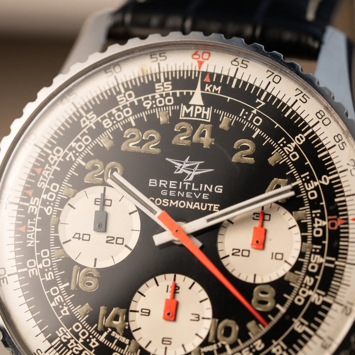 Detailaufnahme des Zifferblatts des Vintage Chronographen Navitimer Cosmonaute von Breitling aus Ende der 60er Jahre