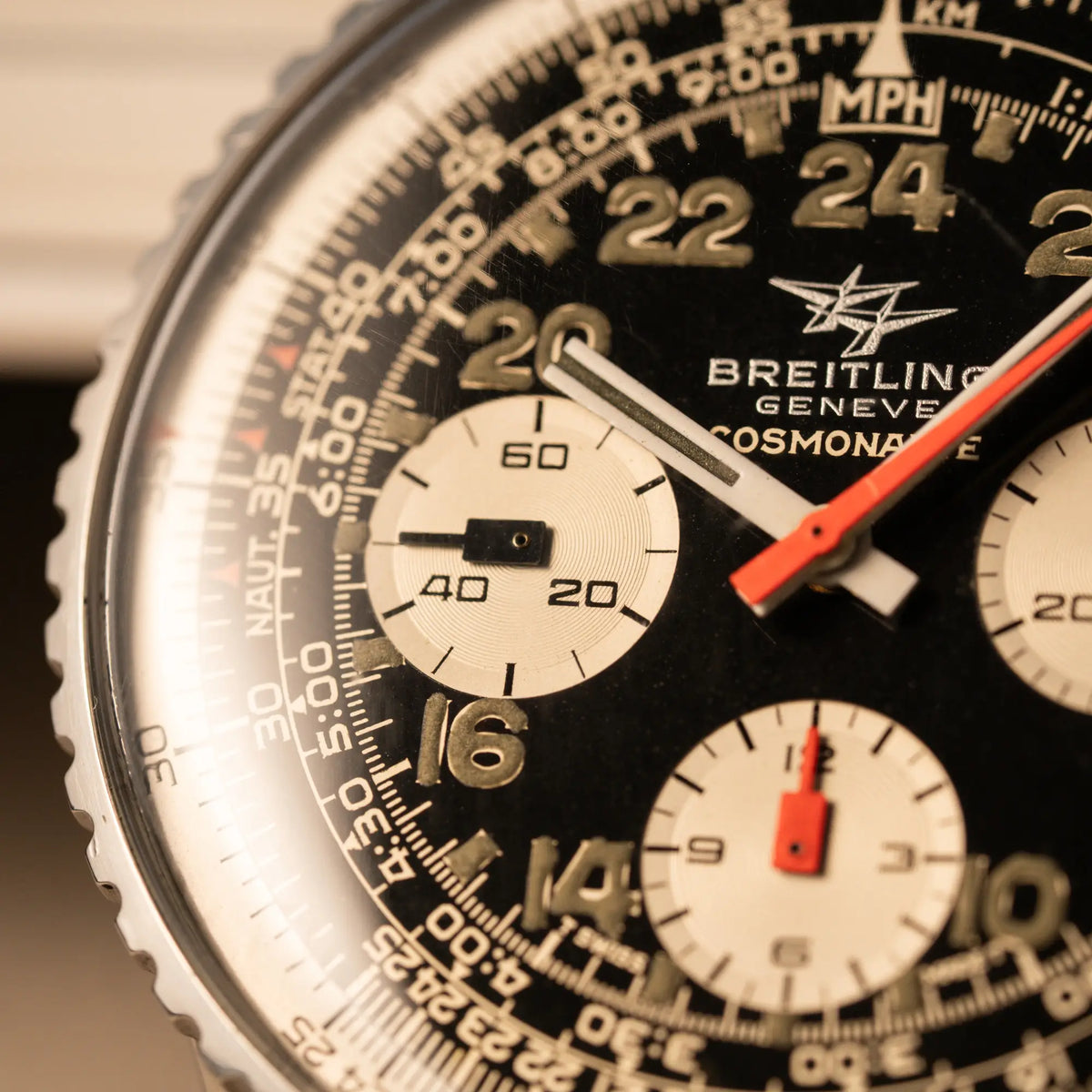Makroaufnahme des Zifferblatts des Vintage Chronographen Navitimer Cosmonaute von Breitling aus Ende der 60er Jahre mit Fokus auf dem Subdial bei 9 Uhr