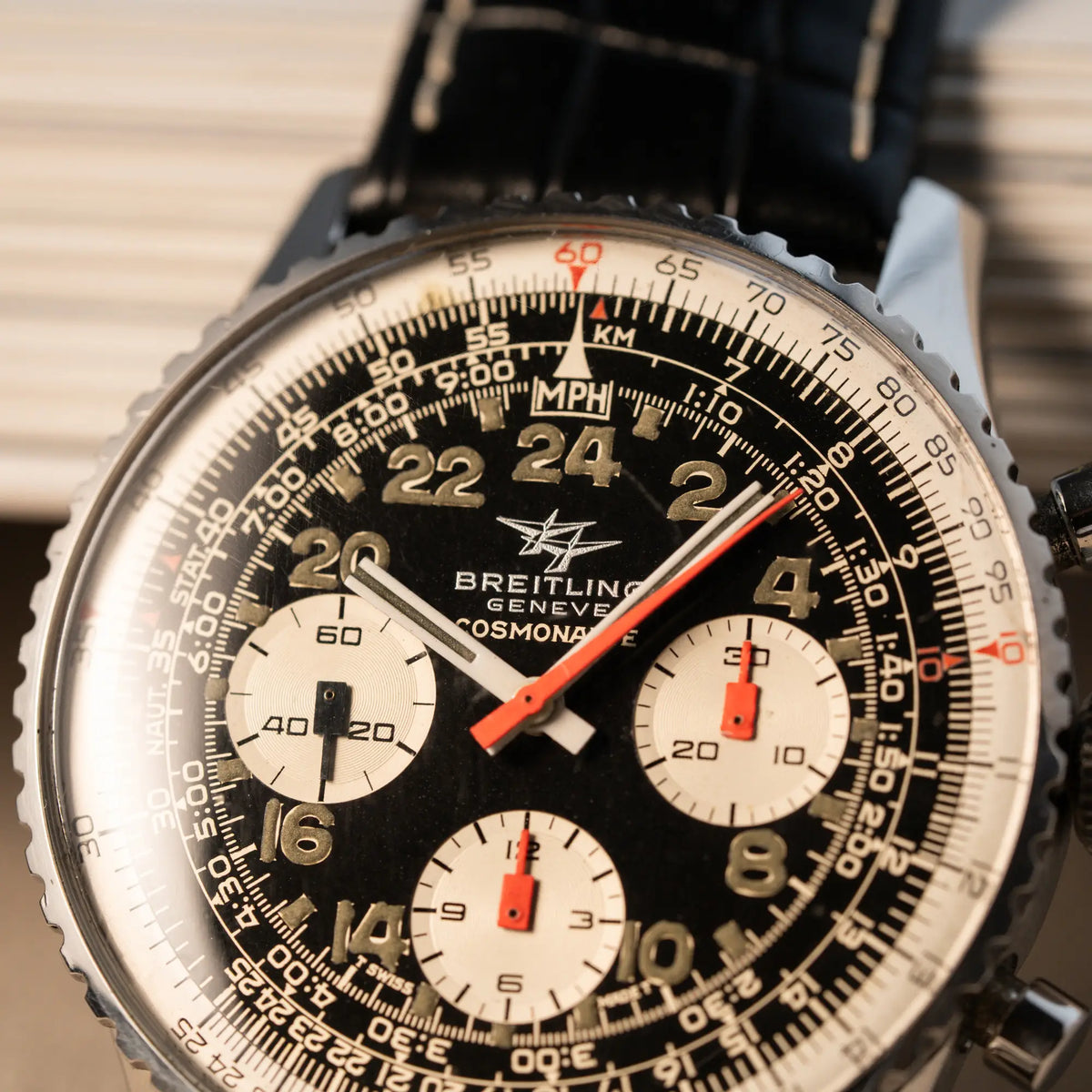 Detailaufnahme des Uhrenkopfes des Vintage Chronographen Navitimer Cosmonaute von Breitling aus Ende der 60er Jahre zeigt das Zifferblatt