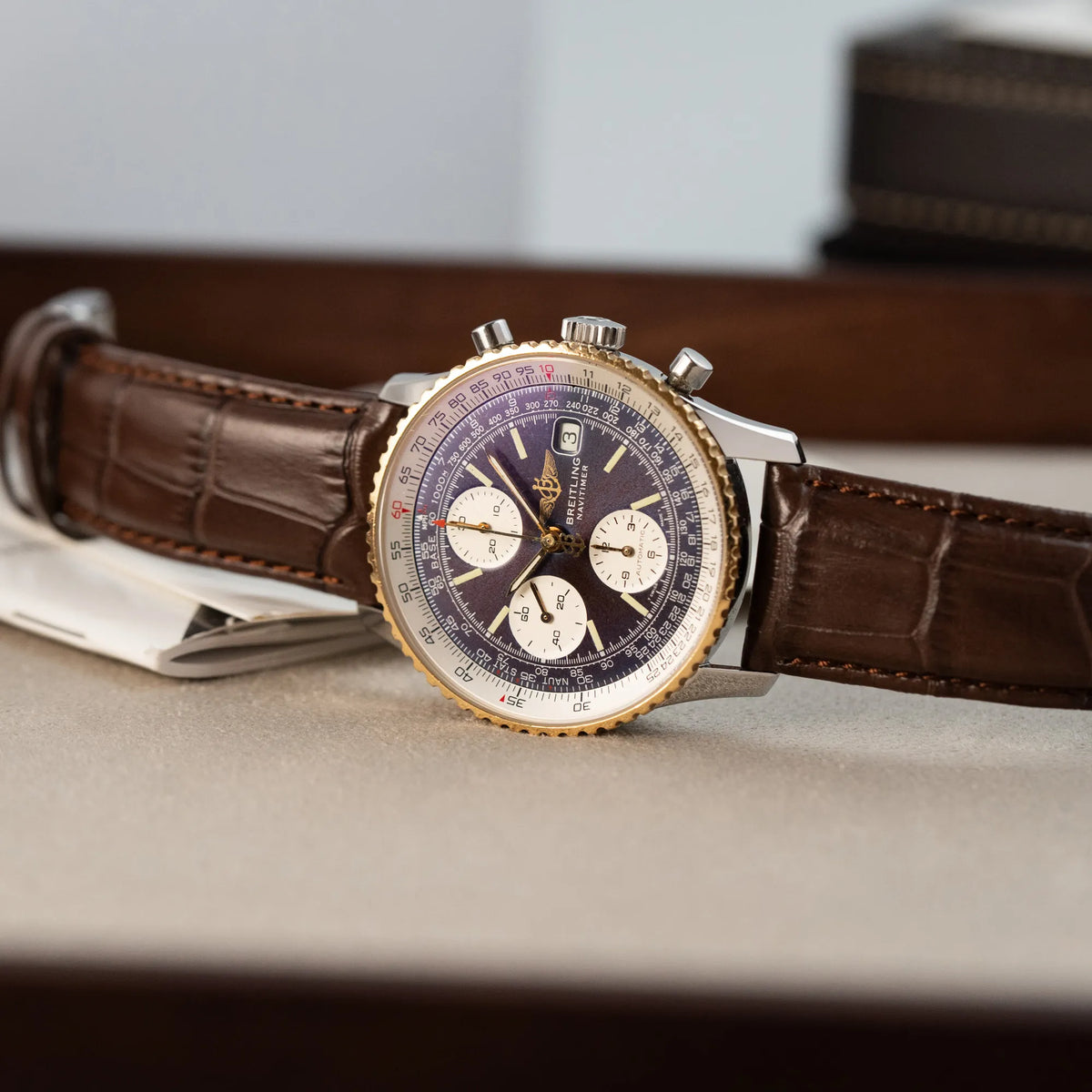 Produktfotografie des Breitling Old Navitimers mit Stahl-Gold-Gehäuse am braunen Lederband