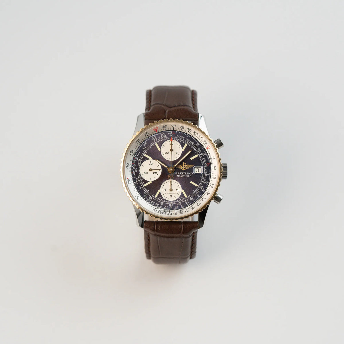 Frontale Ansicht des Breitling Old Navitimers mit Stahl-Gold-Gehäuse am braunen Lederband