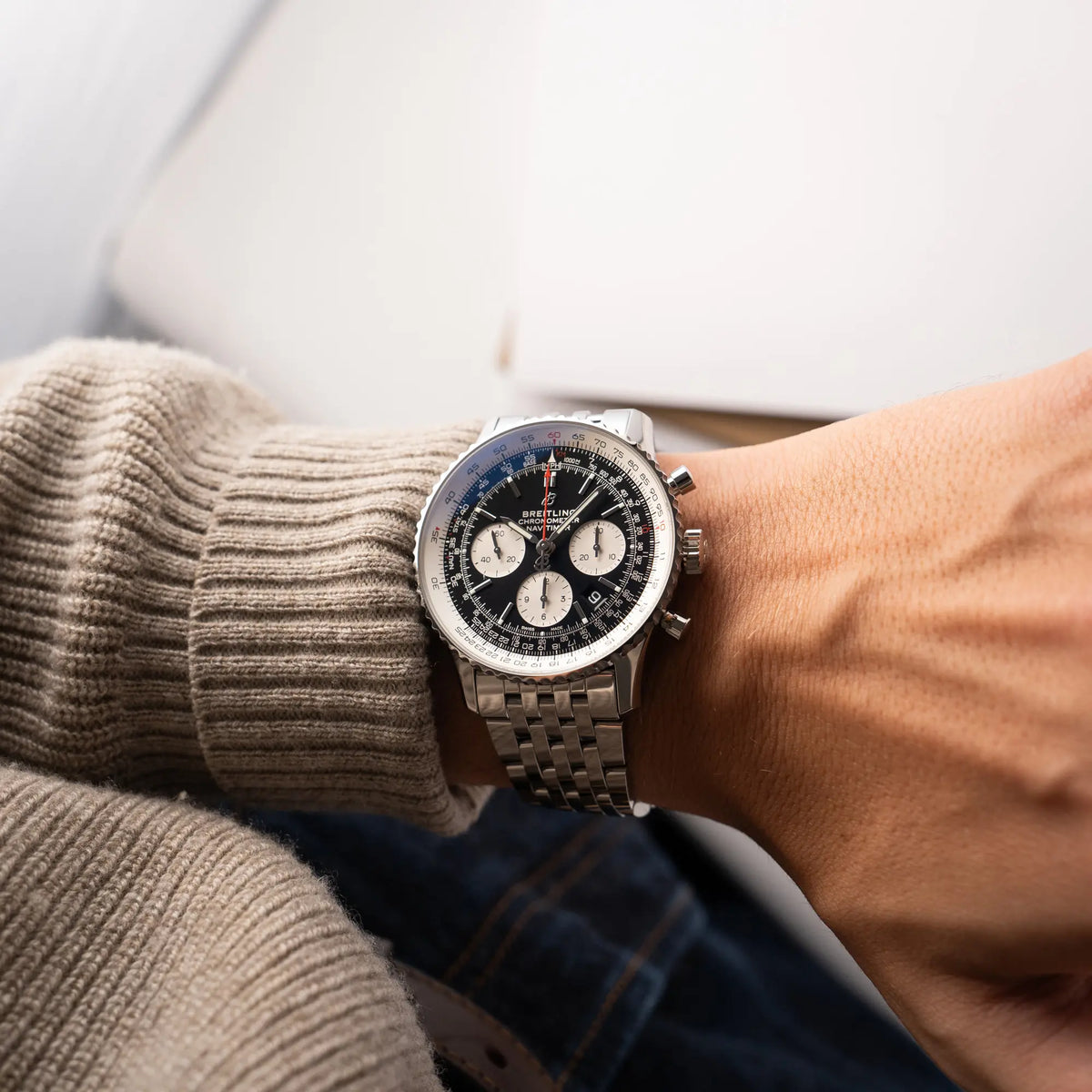Wristshot mit der Breitling Navitimer B01 Chronograph der Referenz AB0121211B1A1 mit Reverse-Panda Zifferblatt in schwarz mit weißen Hilfszifferblätter