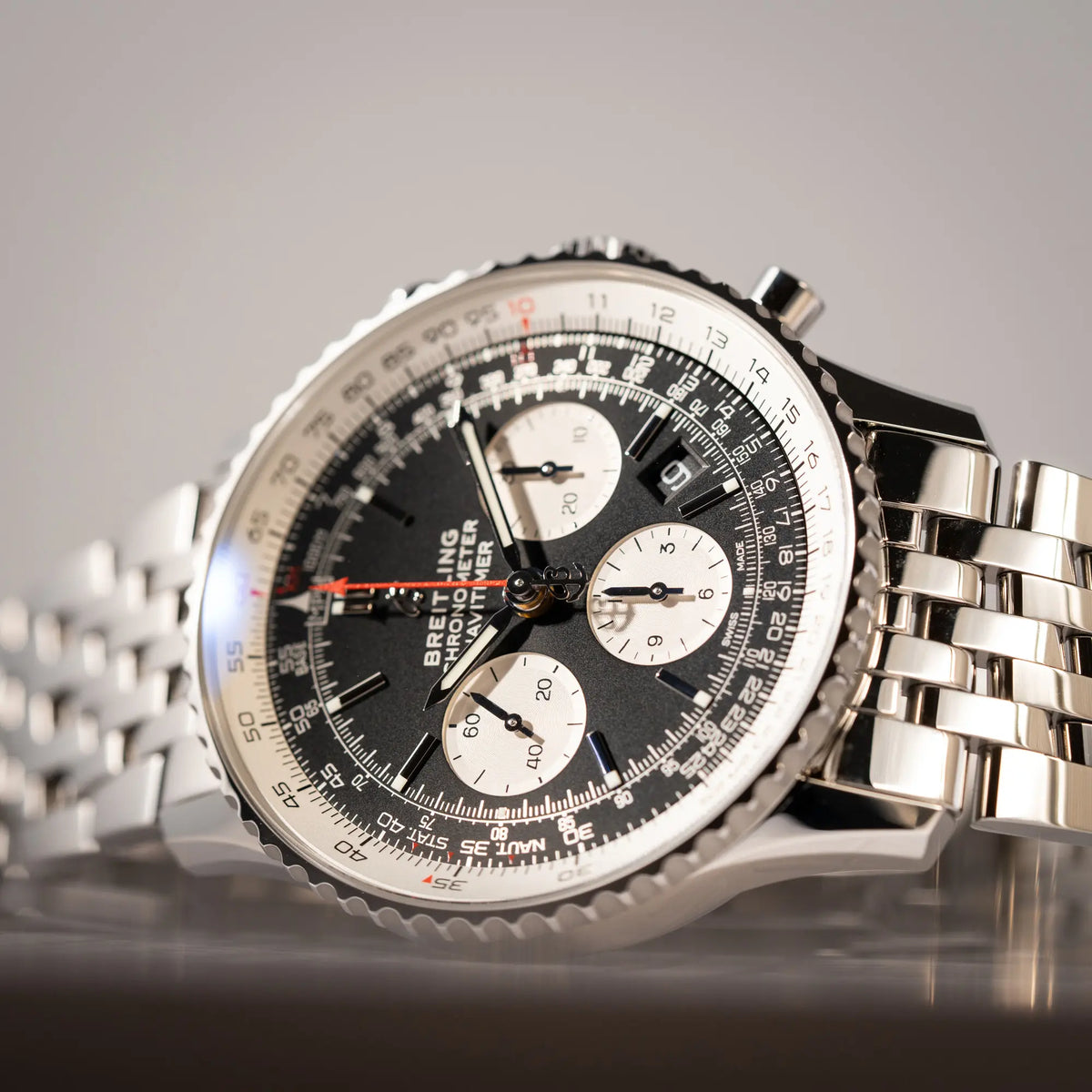 Detailaufnahme der Breitling Navitimer B01 Chronograph der Referenz AB0121211B1A1 mit Reverse-Panda Zifferblatt in schwarz mit weißen Hilfszifferblätter
