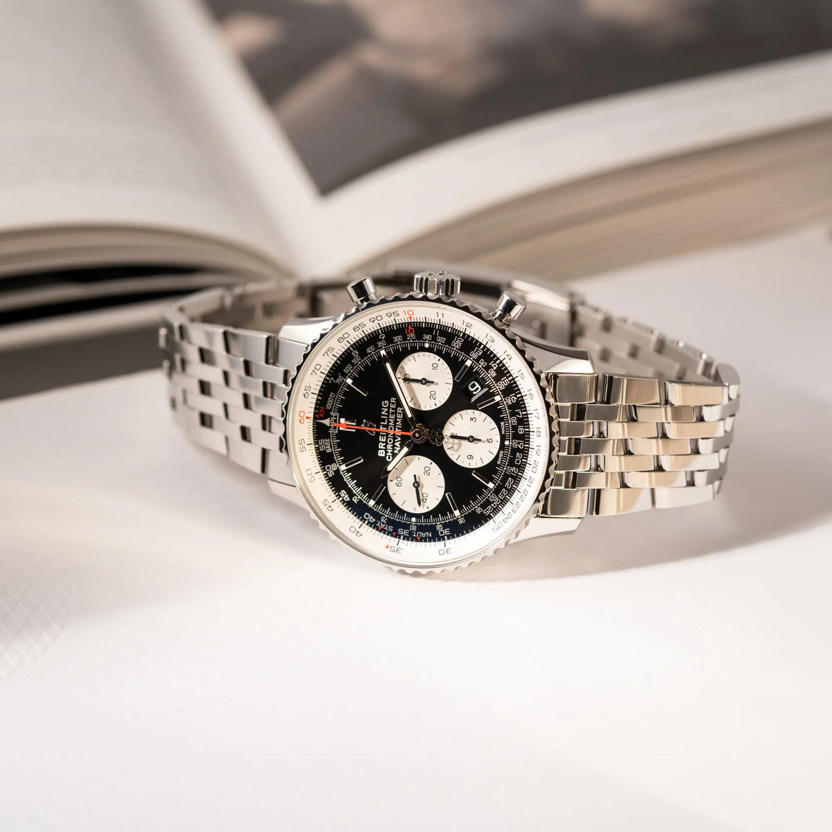 Produktfotografie der Wristshot mit der Breitling Navitimer B01 Chronograph der Referenz AB0121211B1A1 mit Reverse-Panda Zifferblatt in schwarz mit weißen Hilfszifferblätter