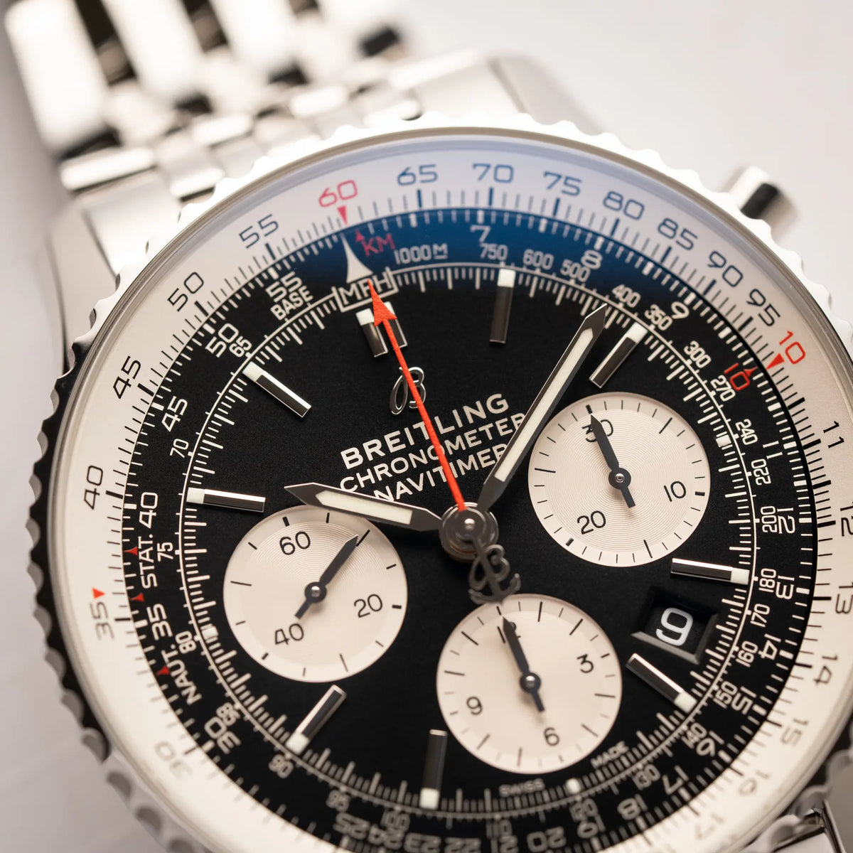 Detailaufnahme der Breitling Navitimer B01 Chronograph der Referenz AB0121211B1A1 mit Reverse-Panda Zifferblatt in schwarz mit weißen Hilfszifferblätter