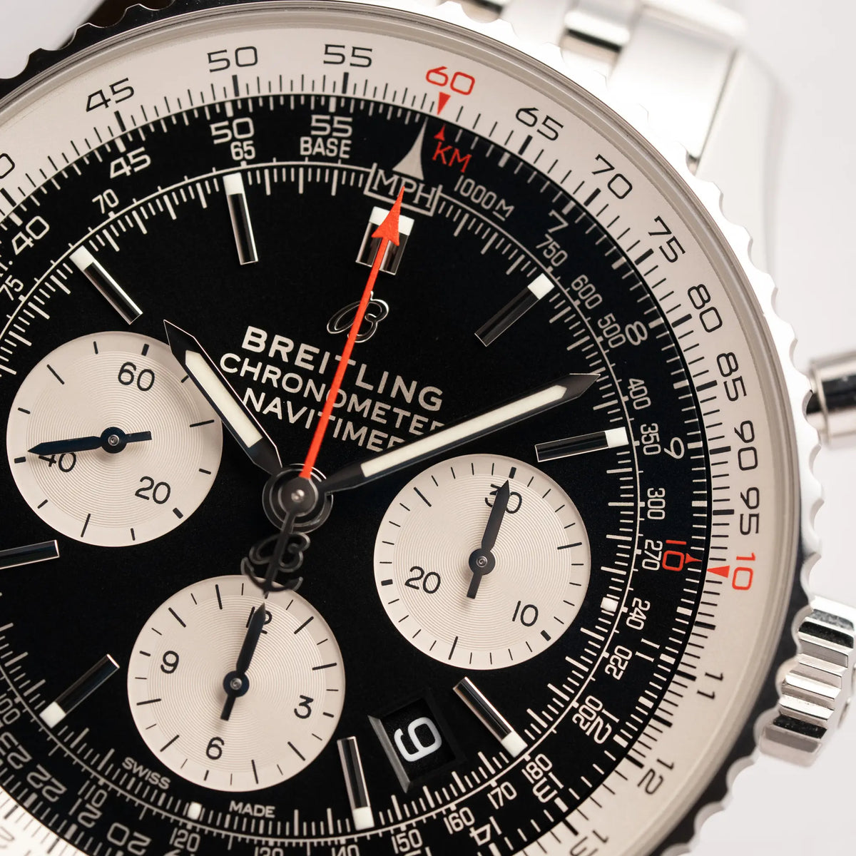 Makro-Aufnahme der Breitling Navitimer B01 Chronograph der Referenz AB0121211B1A1 mit Reverse-Panda Zifferblatt in schwarz mit weißen Hilfszifferblätter
