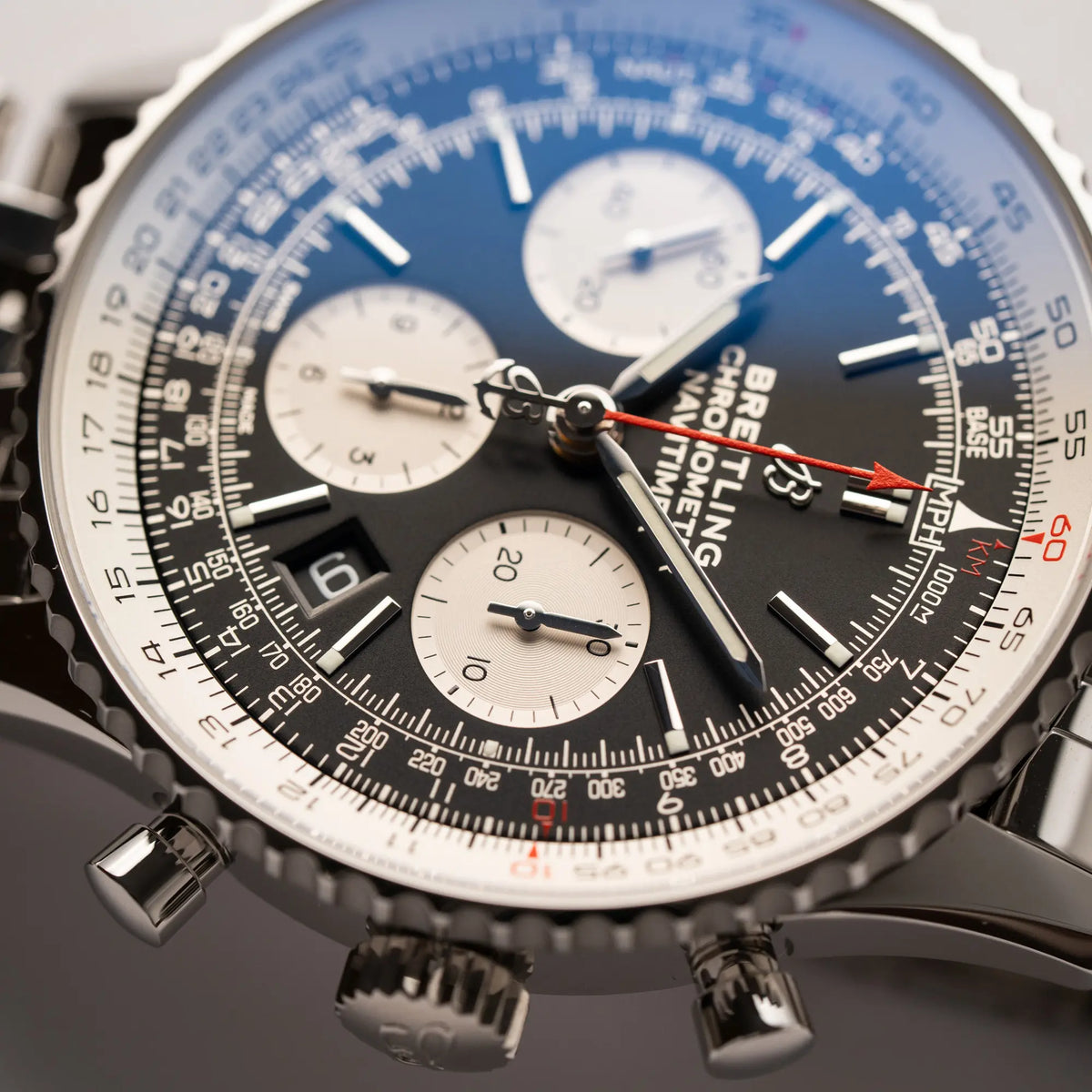 Makro-Aufnahme der Breitling Navitimer B01 Chronograph der Referenz AB0121211B1A1 mit Reverse-Panda Zifferblatt in schwarz mit weißen Hilfszifferblätter mit Fokus auf dem Minutenzähler bei 3 Uhr
