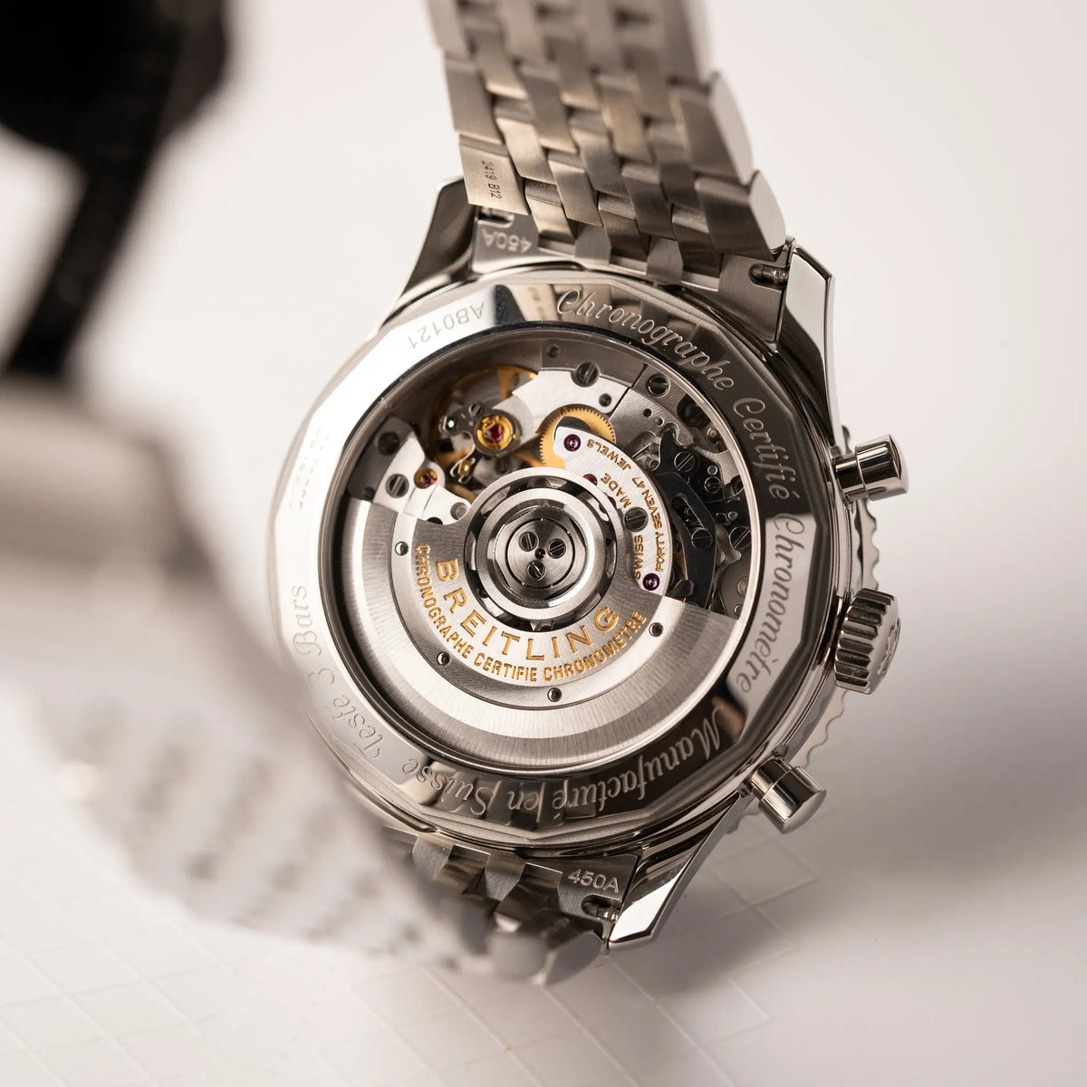 Gehäuseboden mit Sichtglas zeigt das Automatik-Kaliber der Breitling Navitimer B01 Chronograph der Referenz AB0121211B1A1 mit Reverse-Panda Zifferblatt in schwarz mit weißen Hilfszifferblätter