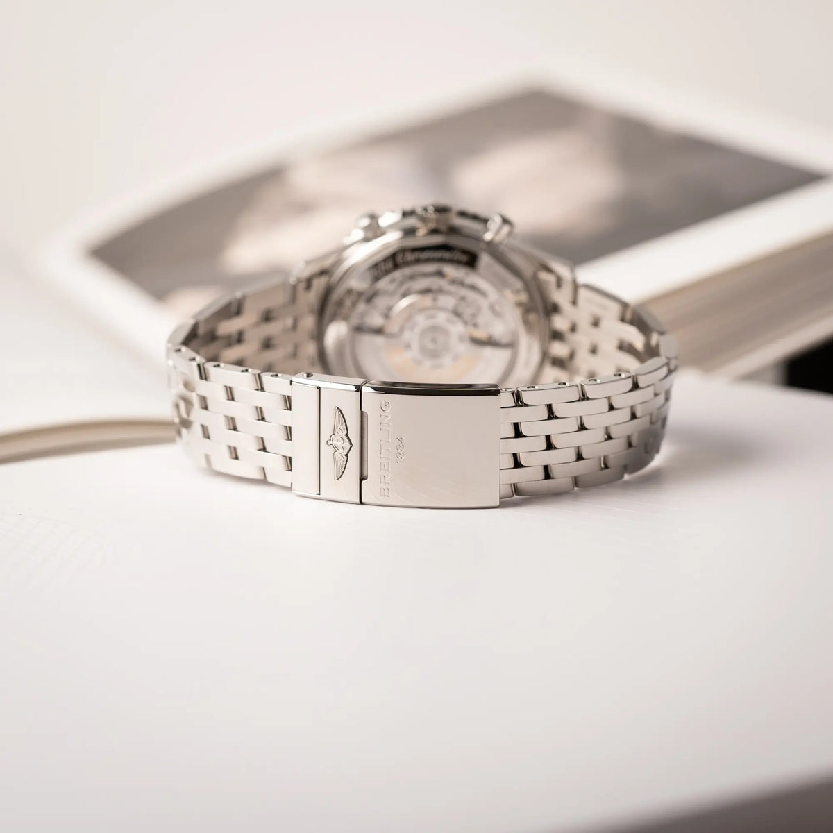 Produktofotografie der Breitling Navitimer B01 Chronograph der Referenz AB0121211B1A1 mit Reverse-Panda Zifferblatt in schwarz mit weißen Hilfszifferblätter zeigt das StahlArmband und die Faltschliesse