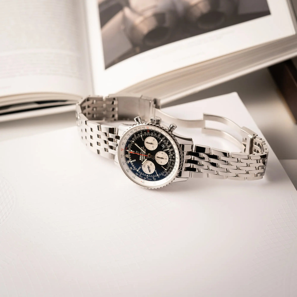 Breitling Navitimer B01 Chronograph der Referenz AB0121211B1A1 mit Reverse-Panda Zifferblatt in schwarz mit weißen Hilfszifferblätter mit geöffneter Faltschliesse