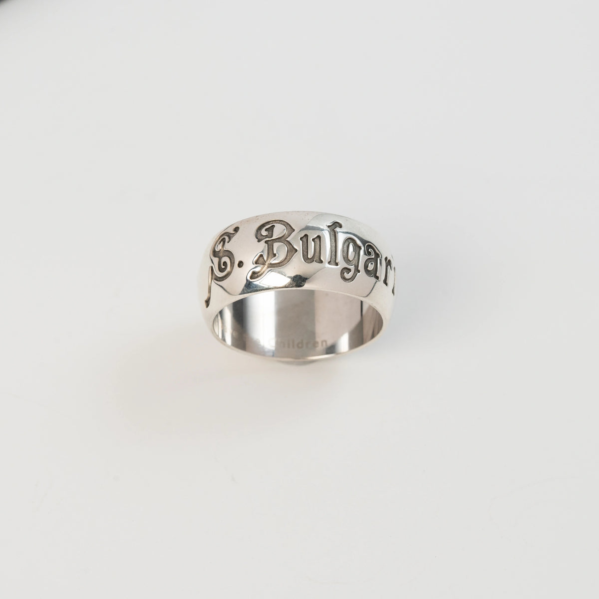 Produktfotografie zeigt die Draufsicht des Bulgari Rings "Save The Children" in Silber