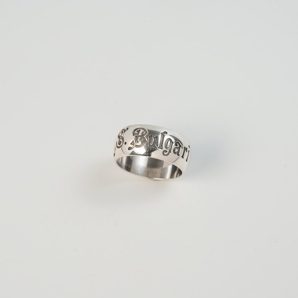 Produktfotografie zeigt die Draufsicht des Bulgari Rings "Save The Children" in Silber